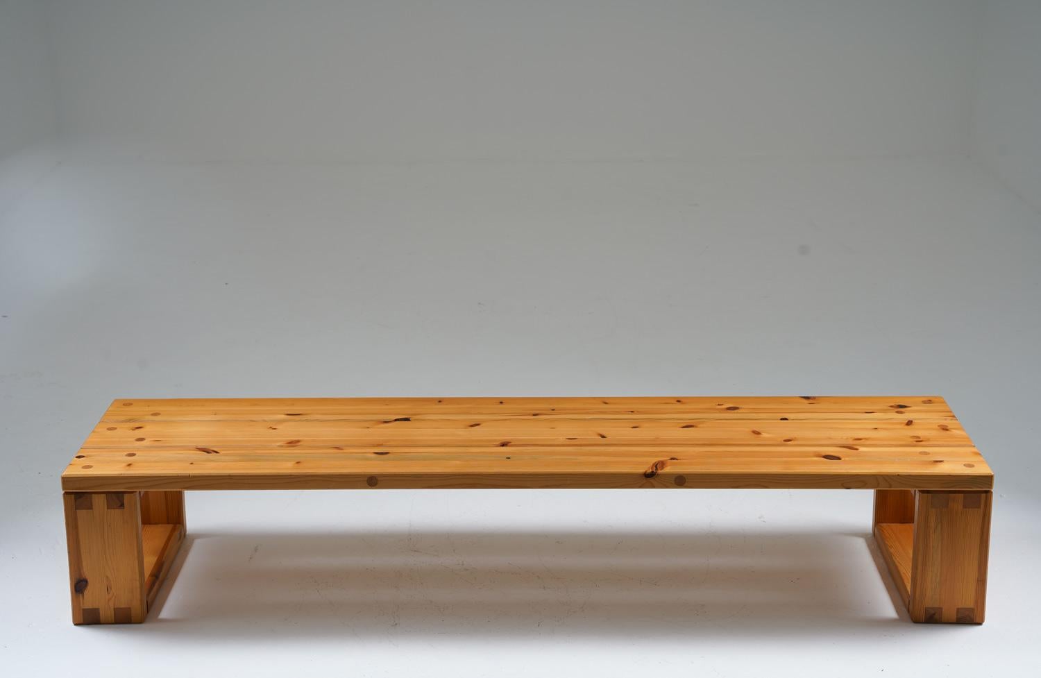 Bench with beautiful proportions and nice details. 
This long bench is excellent for using as a planter stand or a media bench, for example.

Condition: Very good original condition.
   