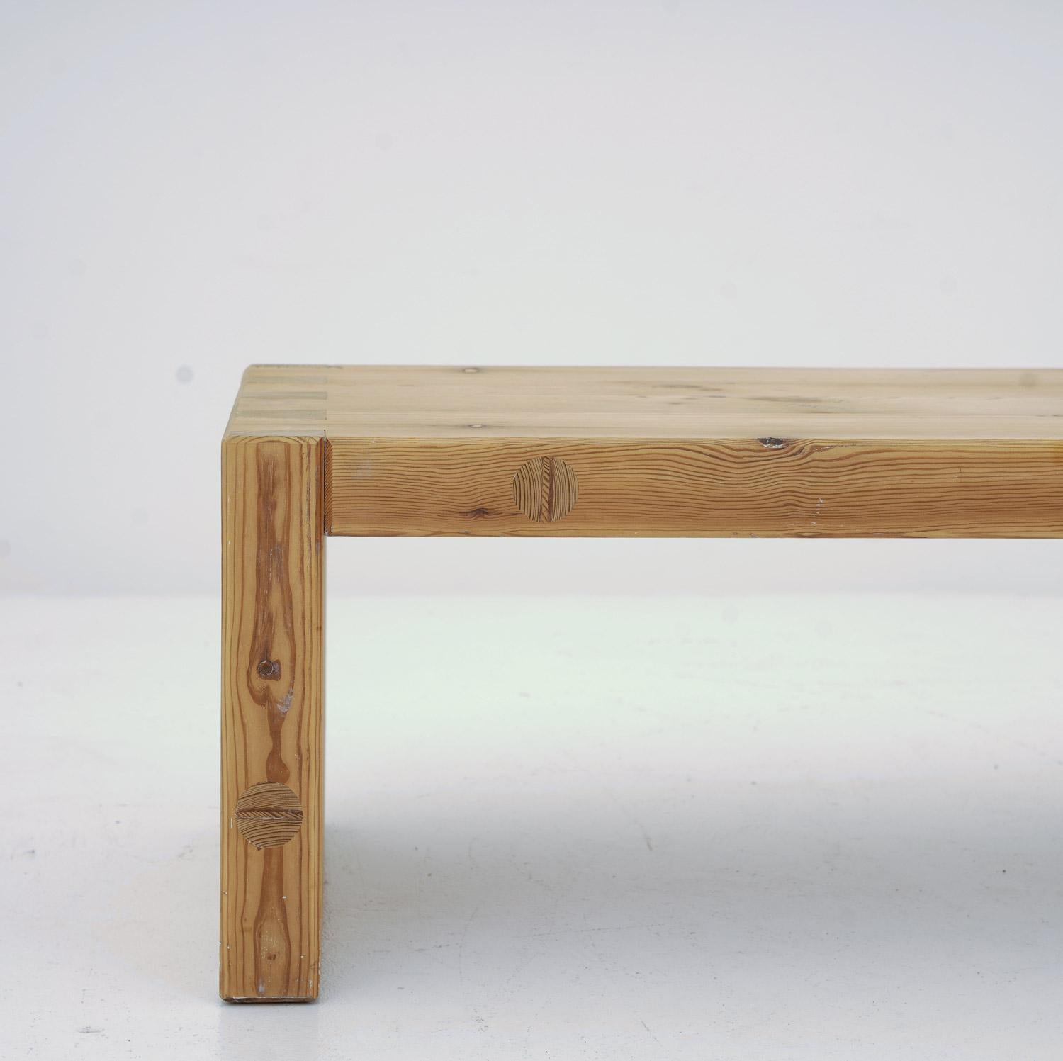 Swedish Bench in Pine by Roland Wilhelmsson, Signed by Designer In Good Condition For Sale In Karlstad, SE