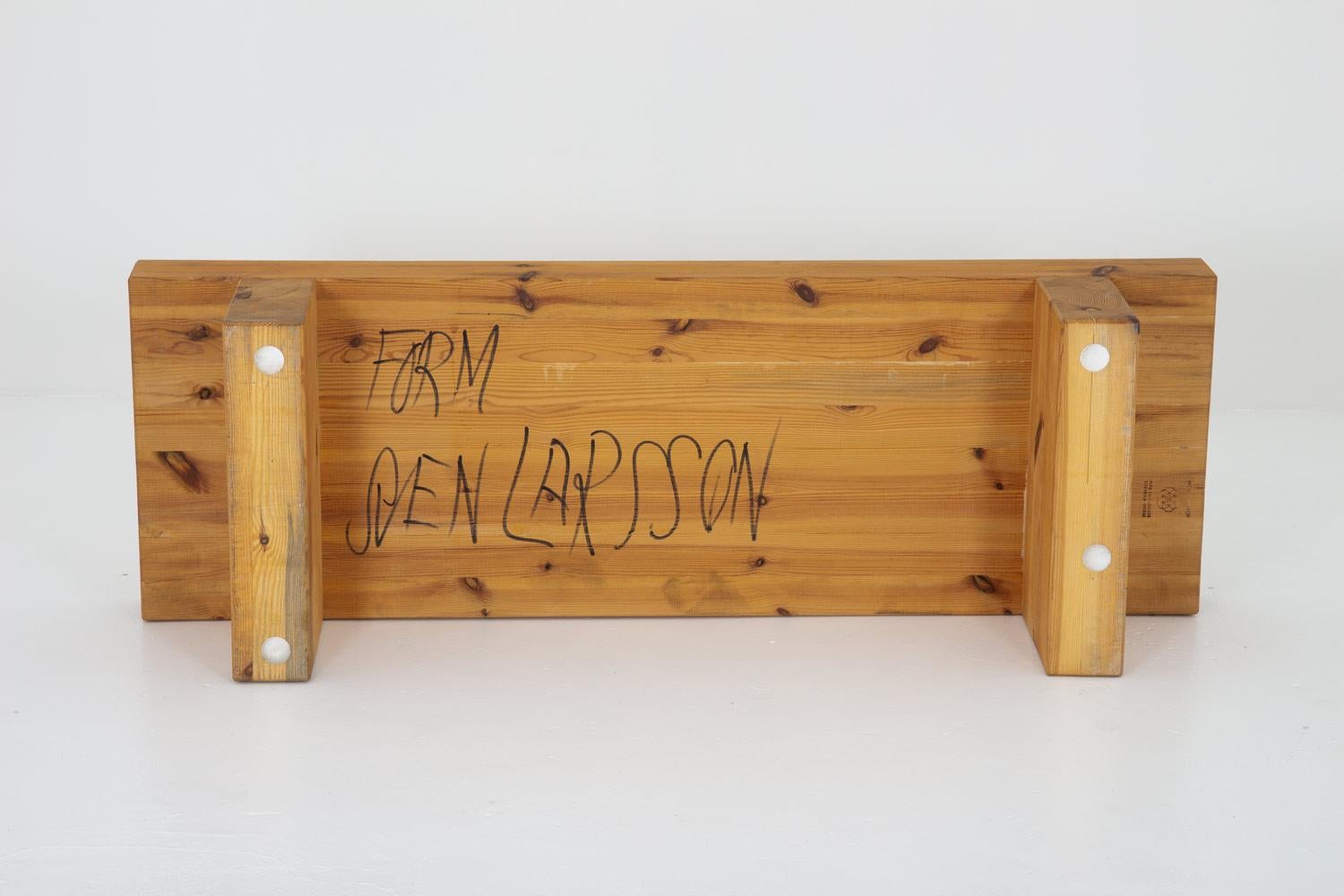 Sven Larsson ist einer der schwedischen Pioniere der Ära der robusten Kiefernmöbel, die in den späten 1960er Jahren begann und in den 1970er Jahren populär wurde. Mit viel Gespür für Details und Qualität gehören seine Stücke zu den besten ihrer