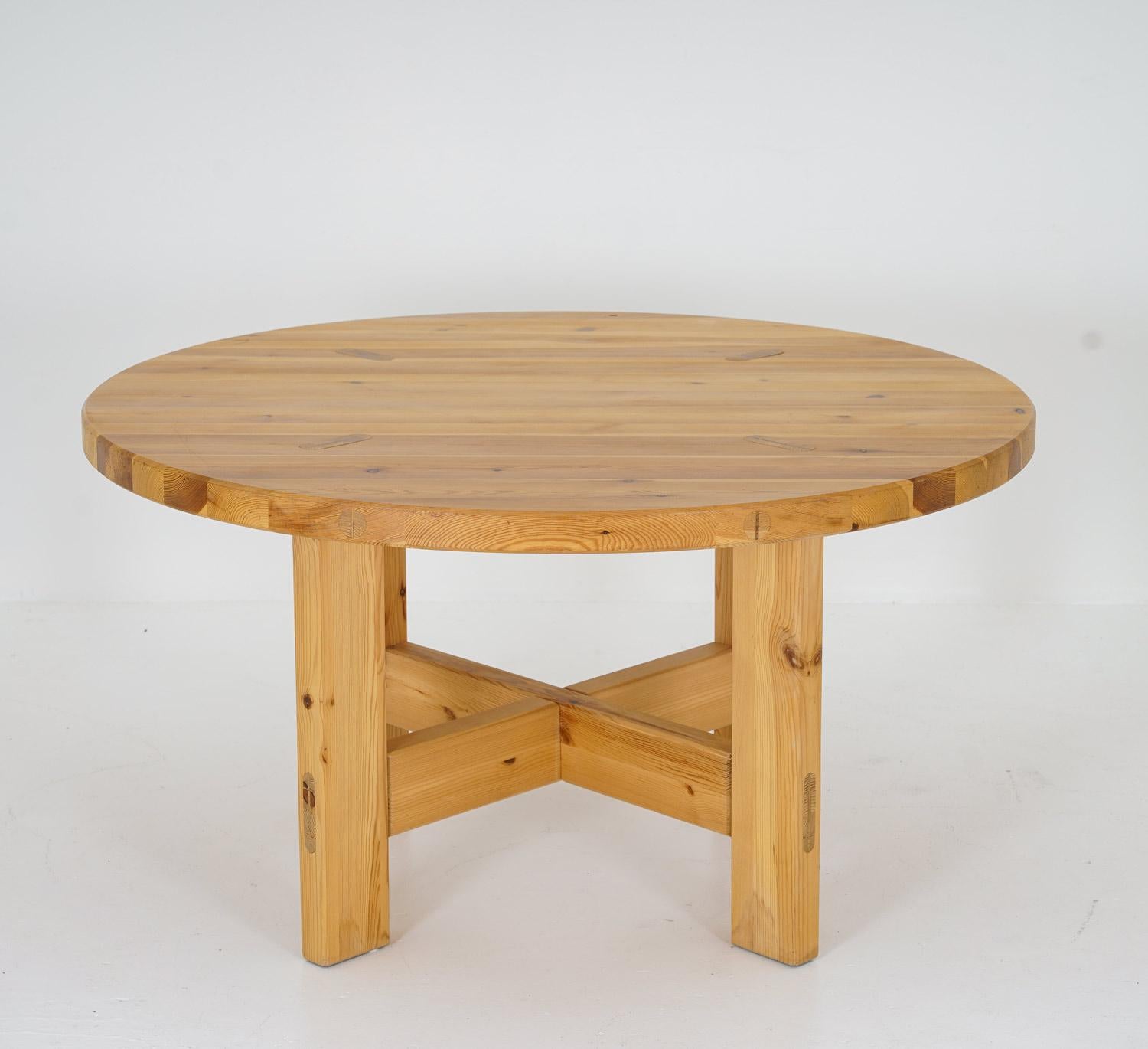 Large round dining table by Roland Wilhelmsson for Carl Andersson & söner, Sweden, 1970s. 

Beautiful table with Wilhelmsson’s significant visible joinery. 

Condition: Good original condition with age-related wear. Water stains on the legs, as