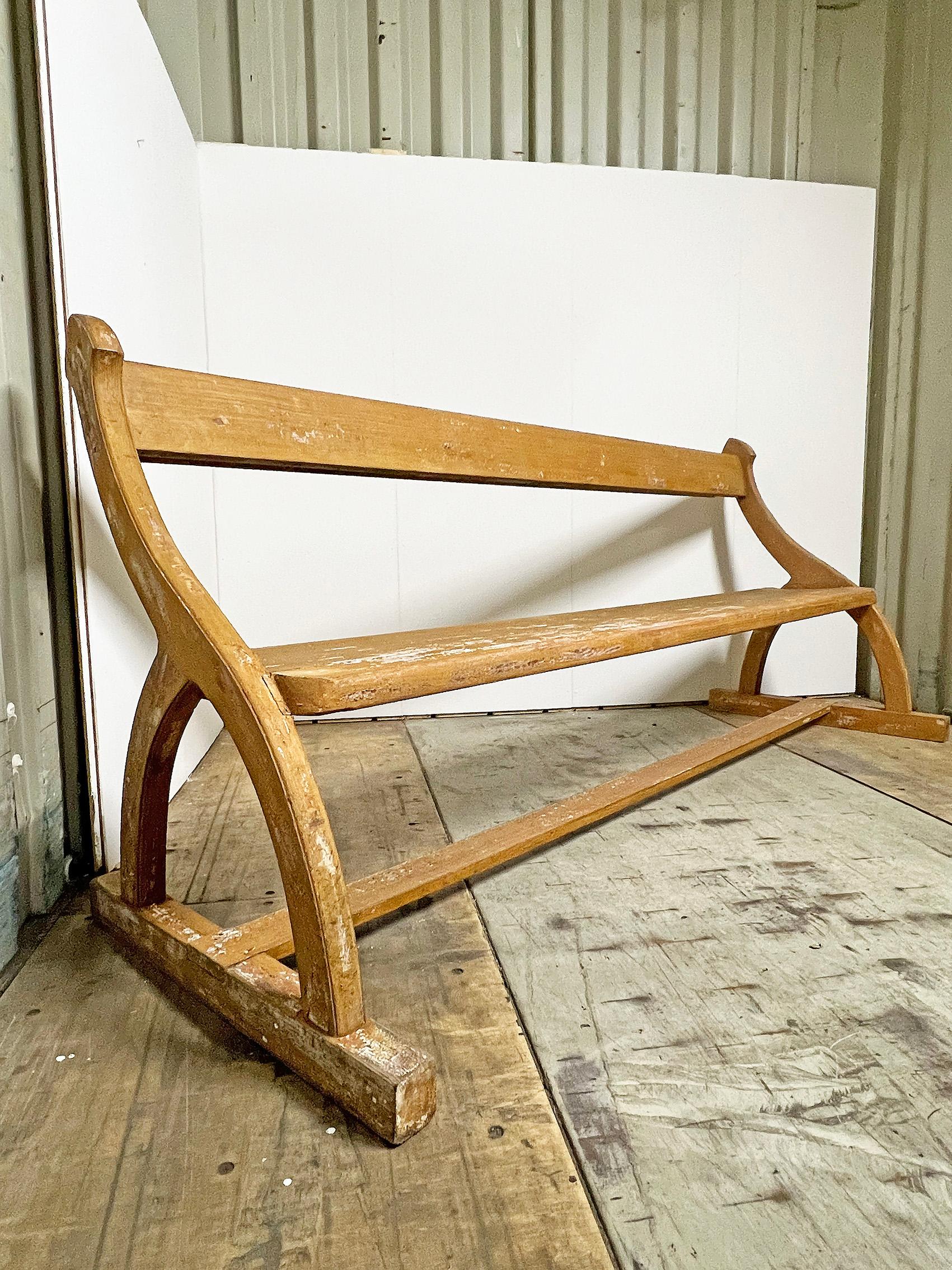 Magnifique banc suédois en pin, début du 20e siècle.
Usure et patine correspondant à l'âge et à l'utilisation. 
Perte de couleur, marques, rayures et taches.