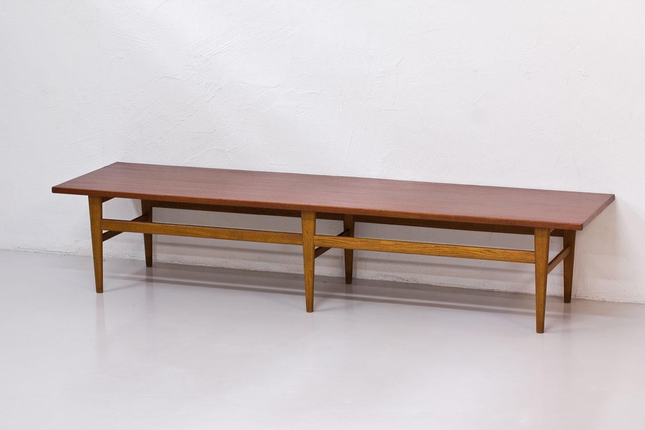 Rare long bench/ table designed by Eric Johansson for Abrahamssons möbelfabrik. Produced
in Sweden during the 1950s. Solid oak / legs frame with a teak tabletop. Good vintage condition with signs of wear related to age and use.