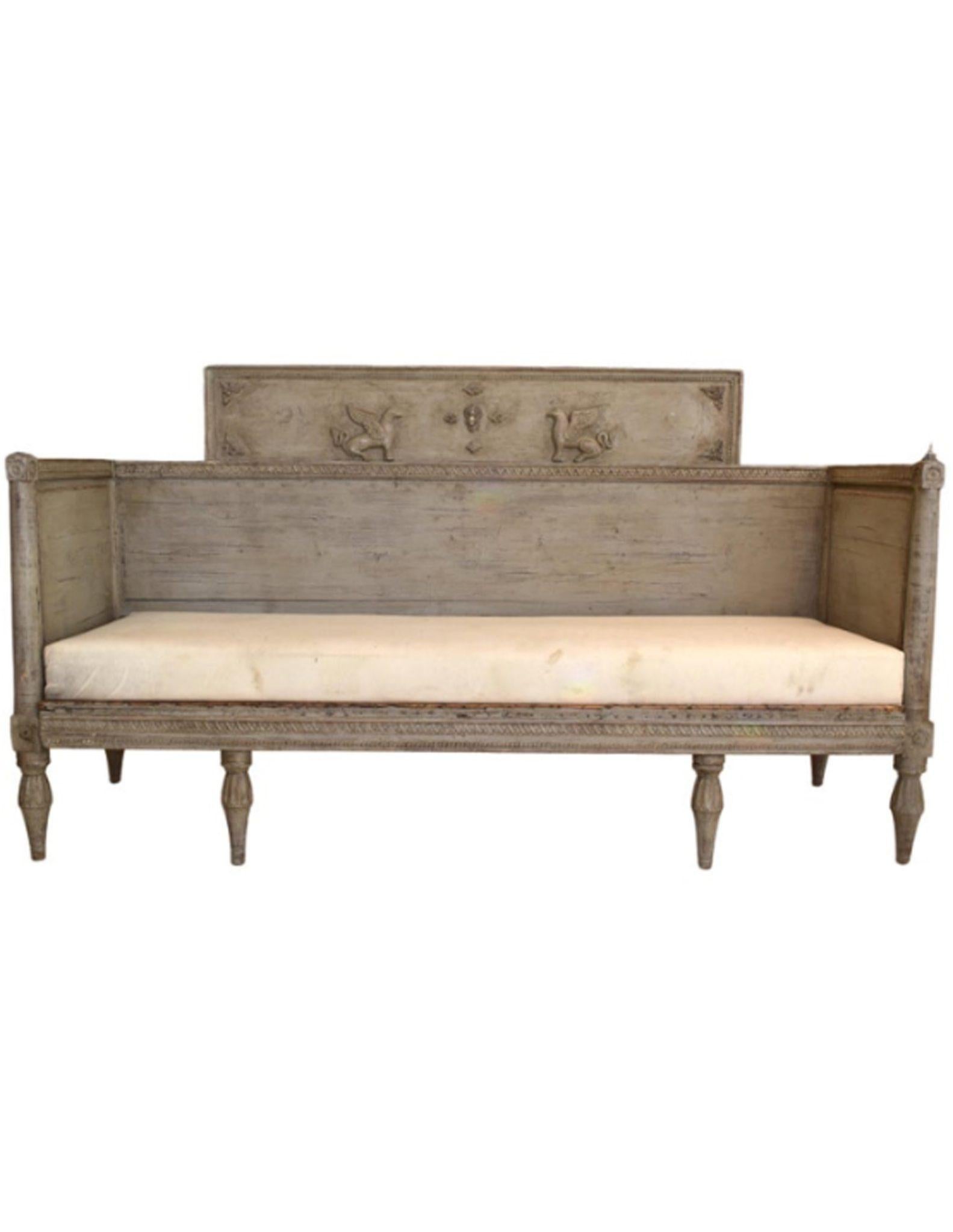 La seduta relativamente stretta di questa panca Gustavian la rende perfetta per un corridoio o come seduta secondaria in un soggiorno.  Le linee semplici con i lati e lo schienale dritti sono decorate con piccoli terminali scanalati su tutti e