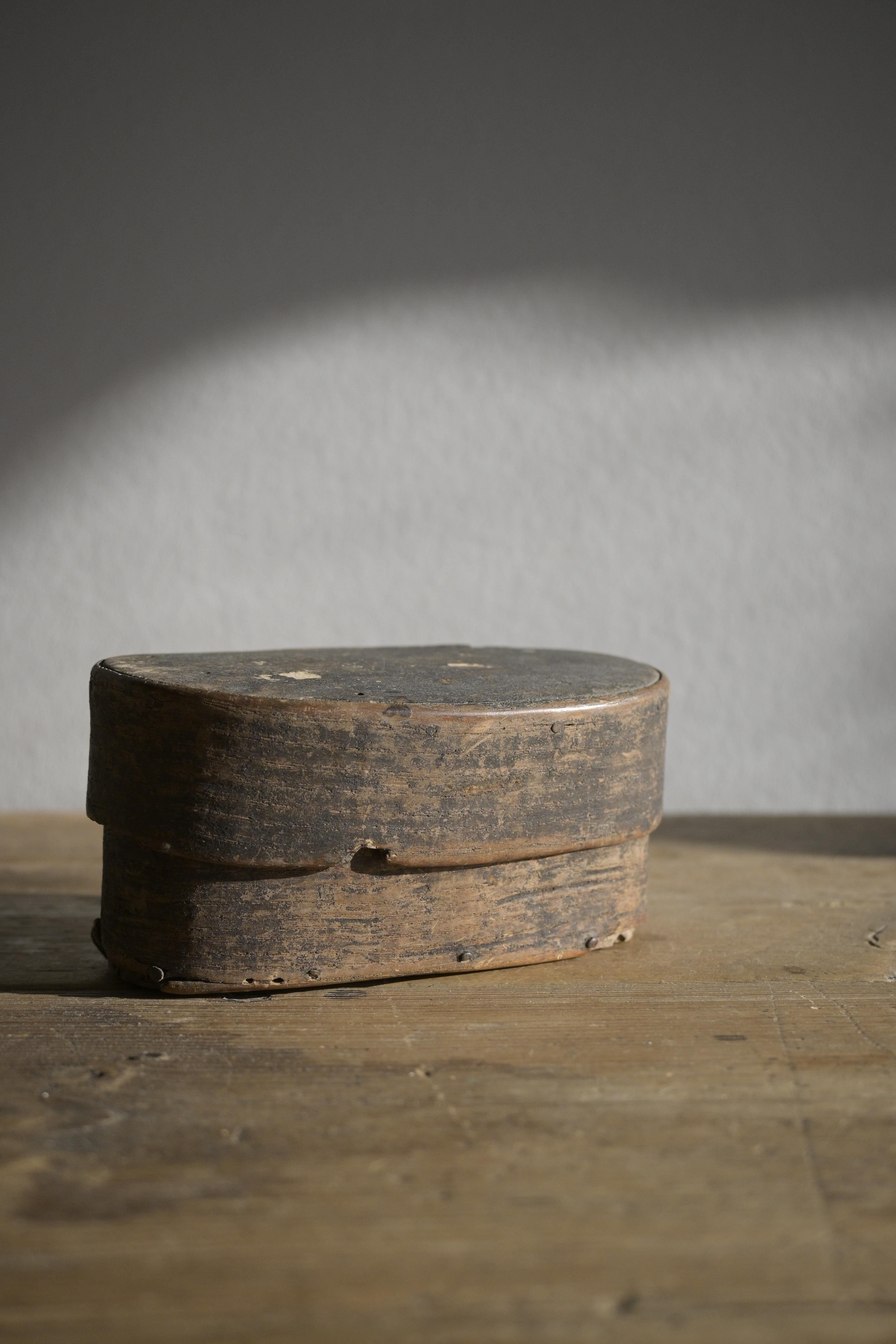 Caja sueca de madera curvada de abedul, ca 1790

Los svepaskar se utilizaban para guardar diversos enseres domésticos.
Se fabrican doblando finas tiras de madera, a menudo de abedul, en forma ovalada o circular y fijándolas con clavijas o raíces de