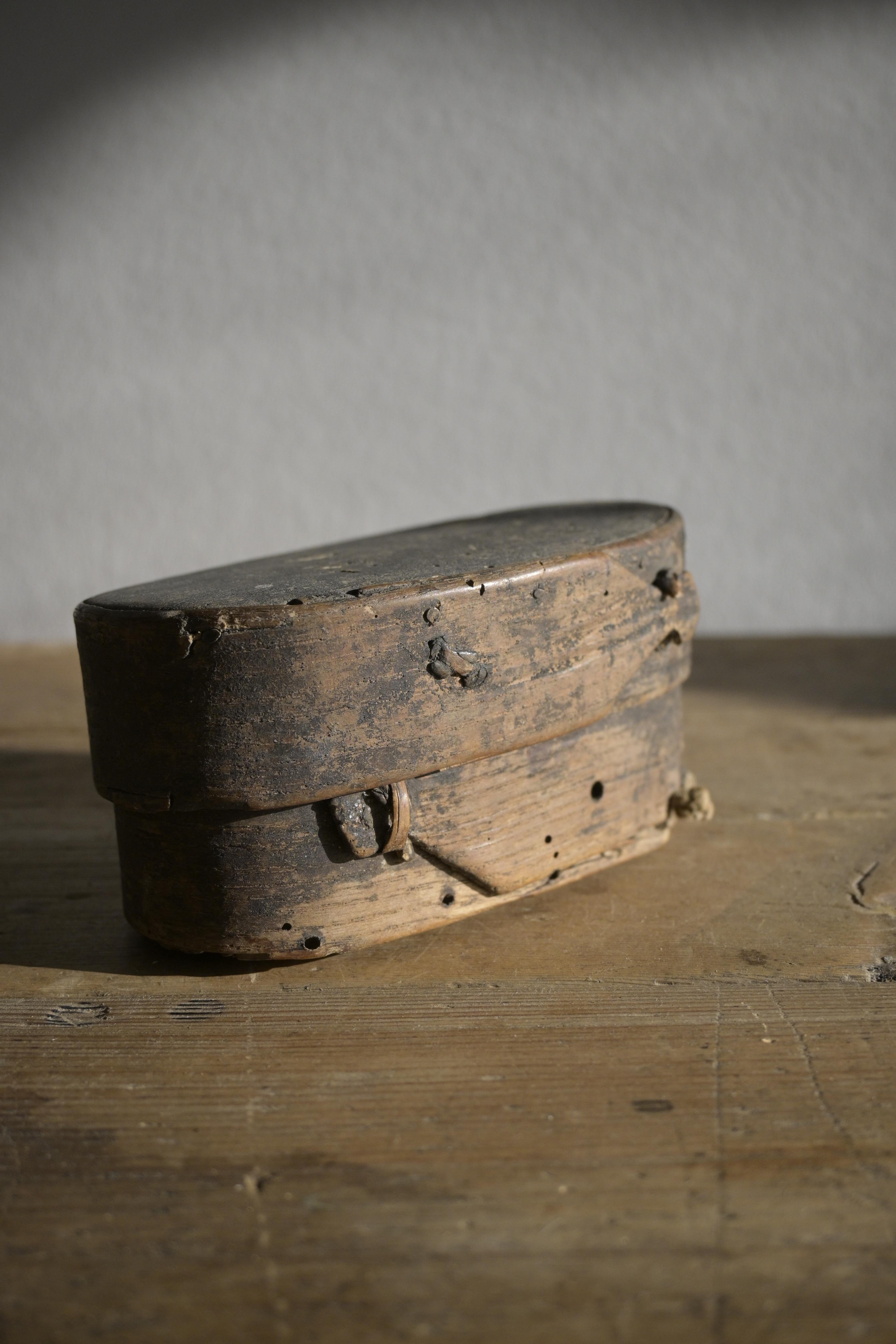 Caja sueca de madera curvada de abedul, ca 1790 Tallado a mano en venta
