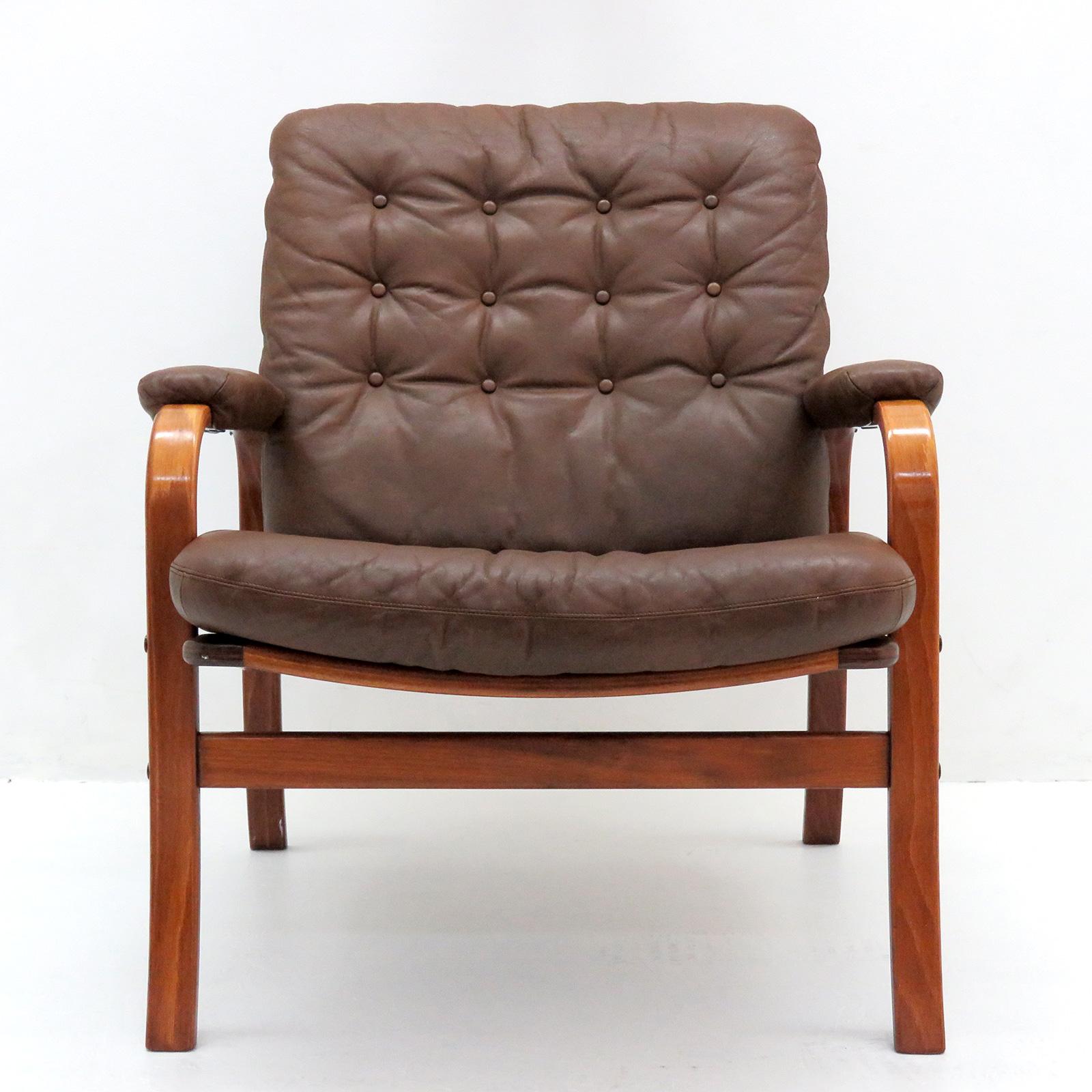 Striking 1950s Swedish bentwood chairs by Göte Möbler Nässjö, with brown tufted leather cushions, great patina, marked.