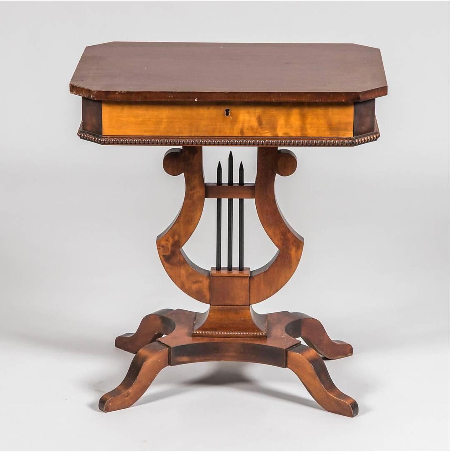 Merveilleux et inhabituel guéridon lyre Biedermeier suédois du 19ème siècle dans une riche finition polie française au miel profond.

Cette table est dotée d'un tiroir coulissant et de placages de bouleau doré matelassé de qualité supérieure avec le