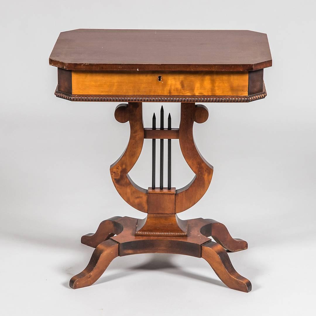 Wunderschöner und ungewöhnlicher schwedischer Biedermeier-Lyra-Sockeltisch aus dem 19. Jahrhundert in einer reichen, honigfarbenen French-Polish-Ausführung.

Dieser Tisch hat eine ausziehbare Schublade und besteht aus hochwertigem, gestepptem