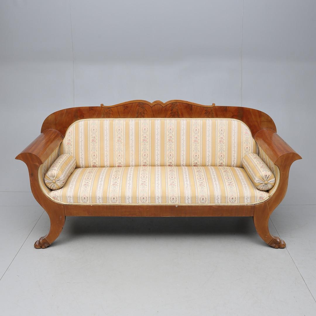 Antikes schwedisches Biedermeier Empire-Sofa aus hochwertigem, gestepptem, gemasertem Furnier in der begehrten Französischen Eiche in polierter Ausführung. 

Das Sofa ist ca. 200 cm lang.

Er hat geschwungene Beine, Arme und Rückenlehne mit einem