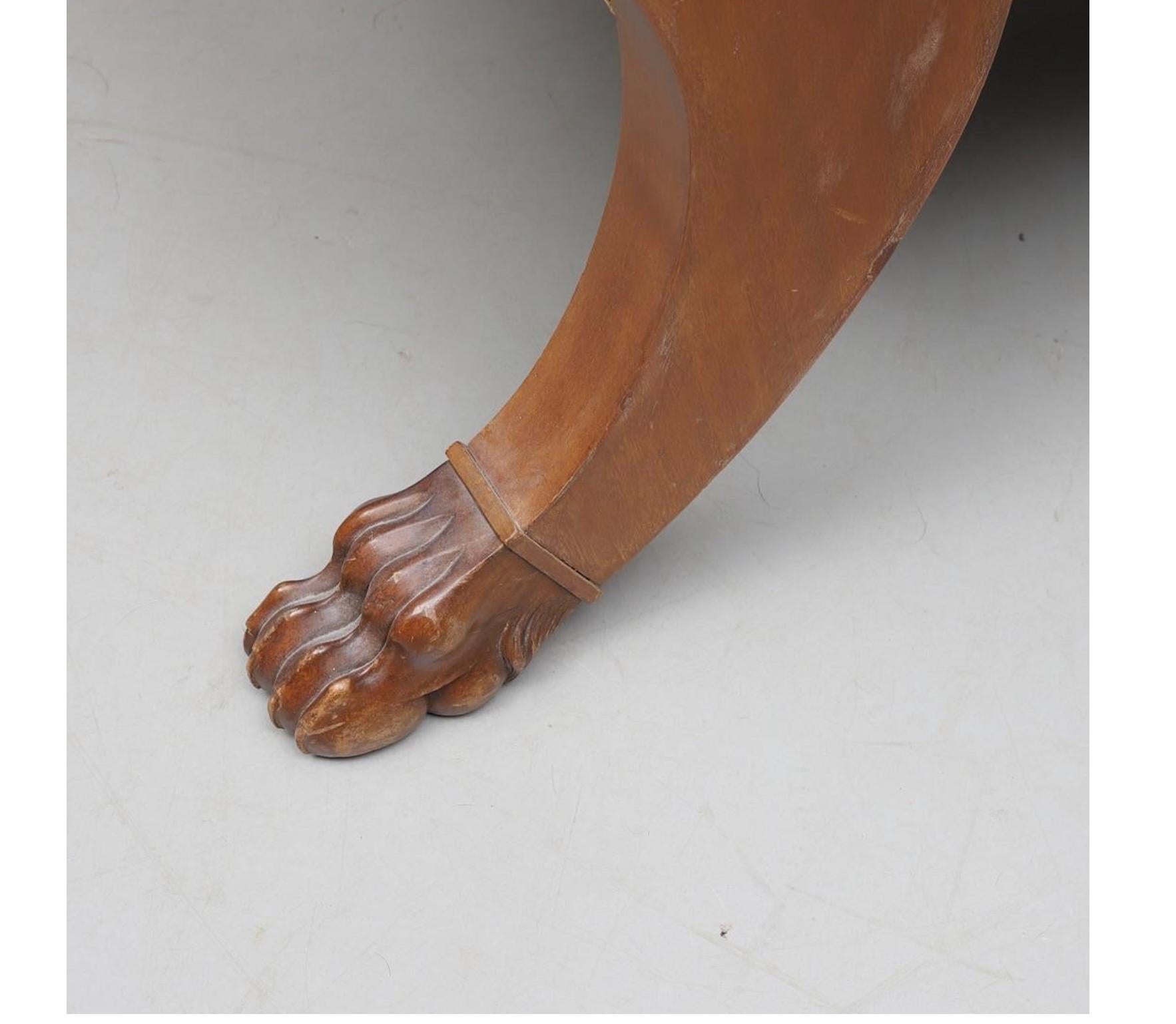 Antiguo sofá Biedermeier Imperio sueco de chapas de madera acolchadas de primera calidad con un acabado de roble medio pulido a la francesa. 

El sofá mide unos 200 cm de largo.

Tiene las patas, los brazos y el respaldo abombados, con un asiento