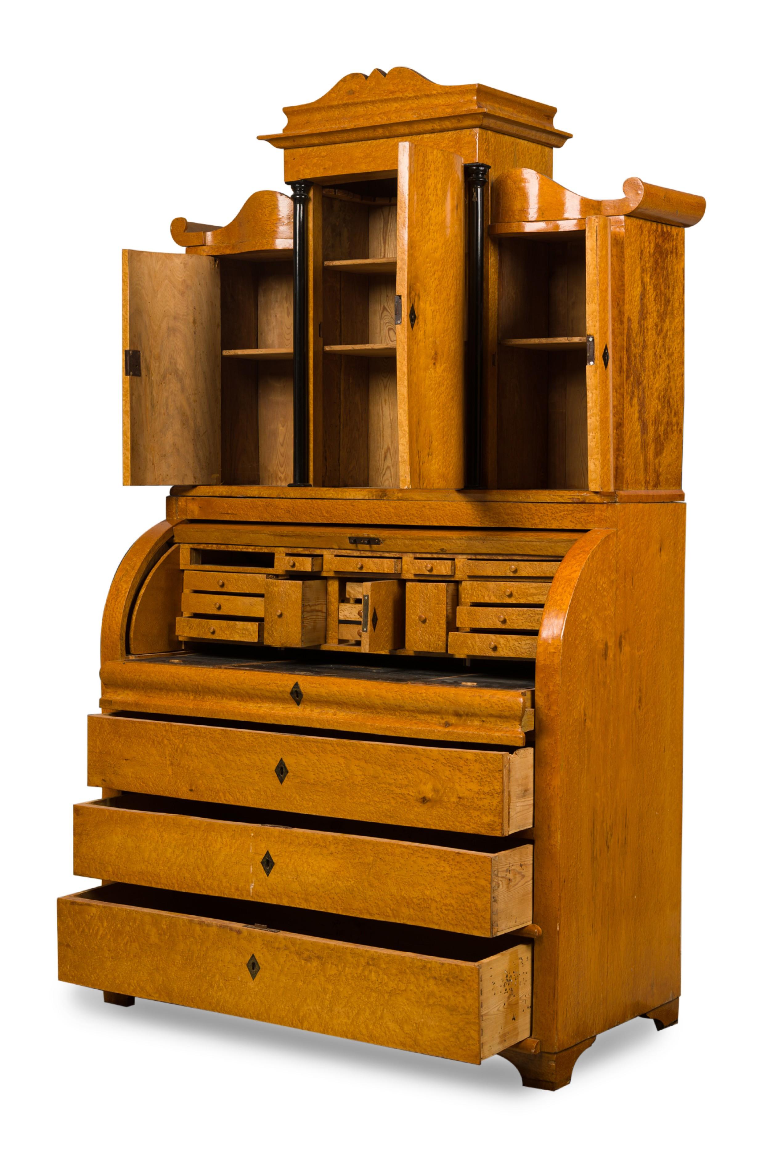 XIXe siècle Bureau/Secrétaire Biedermeier suédois en bouleau ronceux cylindrique
