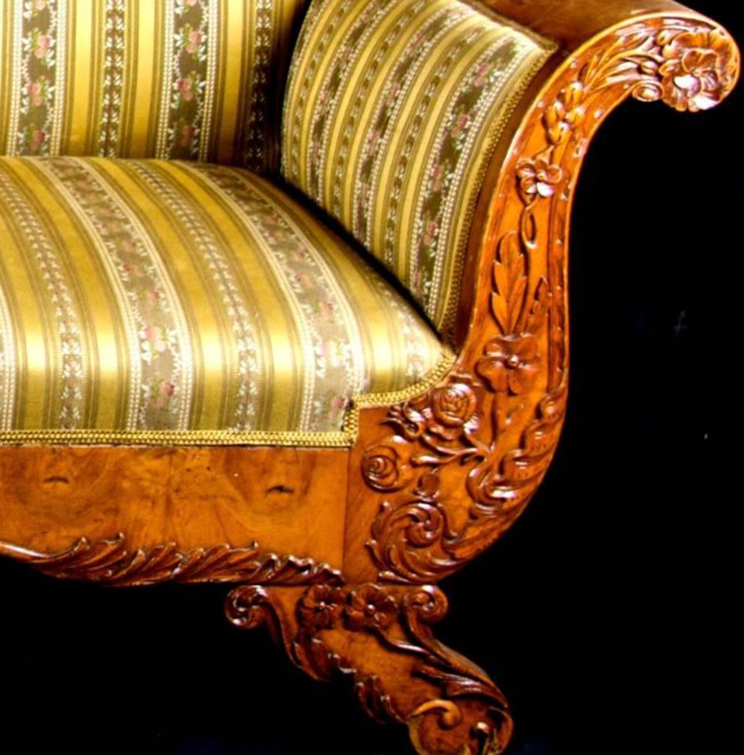 Suédois Canapé Biedermeier suédois sculpté matelassé en bouleau doré 19ème siècle Antique A en vente