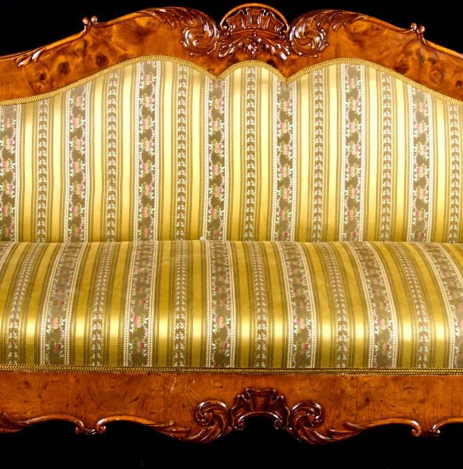 Sculpté Canapé Biedermeier suédois sculpté matelassé en bouleau doré 19ème siècle Antique A en vente