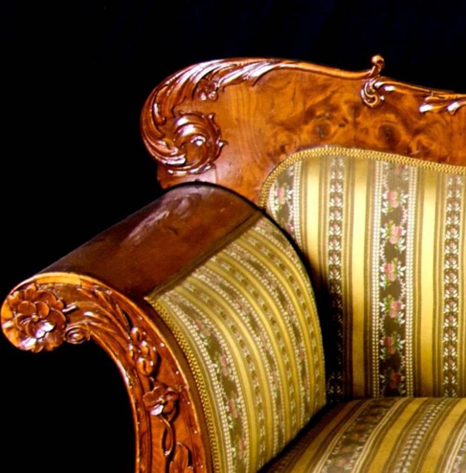 Canapé Biedermeier suédois sculpté matelassé en bouleau doré 19ème siècle Antique A Bon état - En vente à Lewes, England