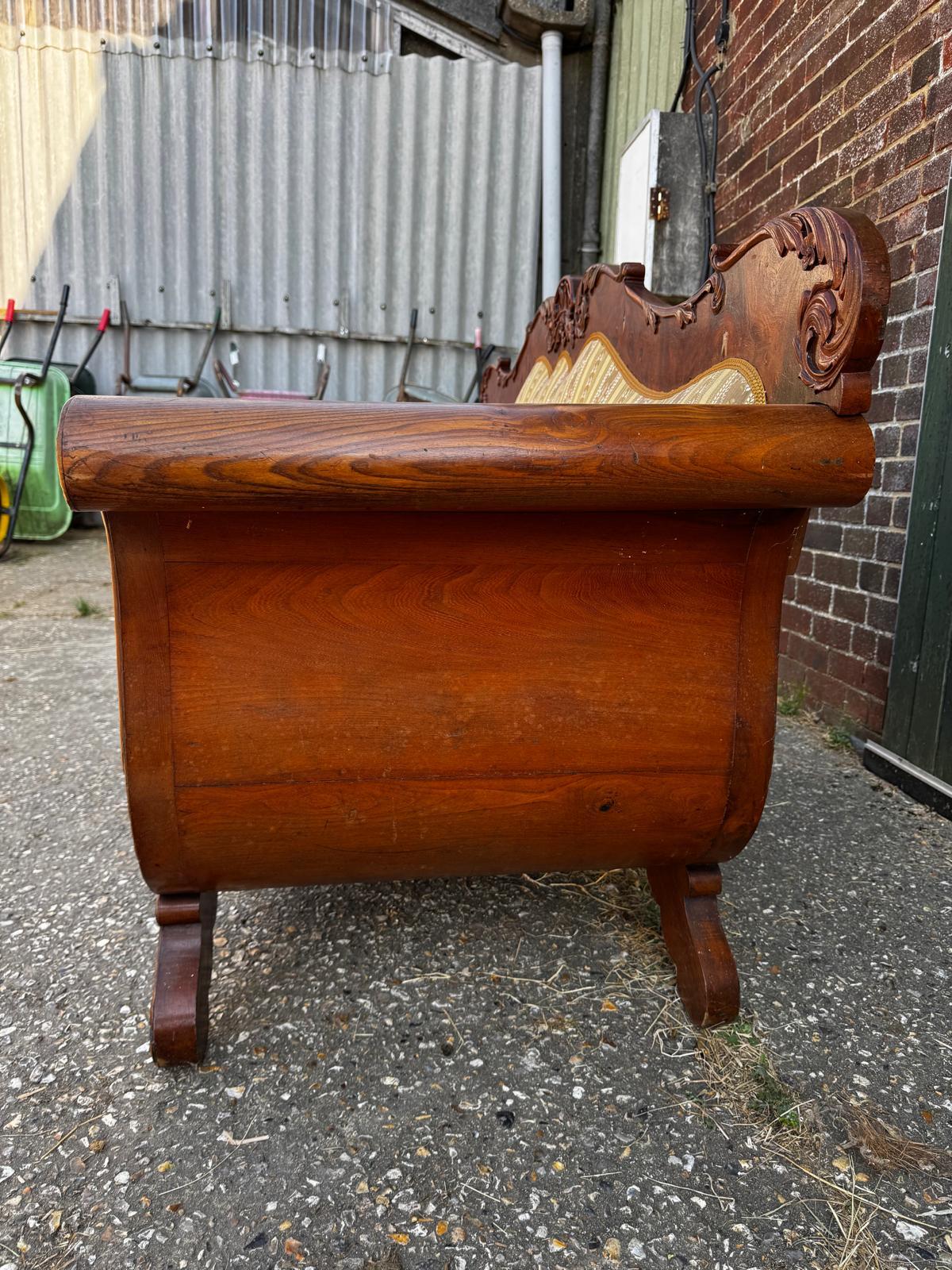 XIXe siècle Canapé Biedermeier suédois sculpté matelassé en bouleau doré 19ème siècle Antique A en vente