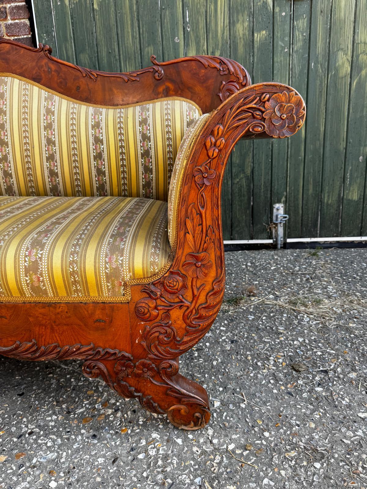 Canapé Biedermeier suédois sculpté matelassé en bouleau doré 19ème siècle Antique A en vente 2