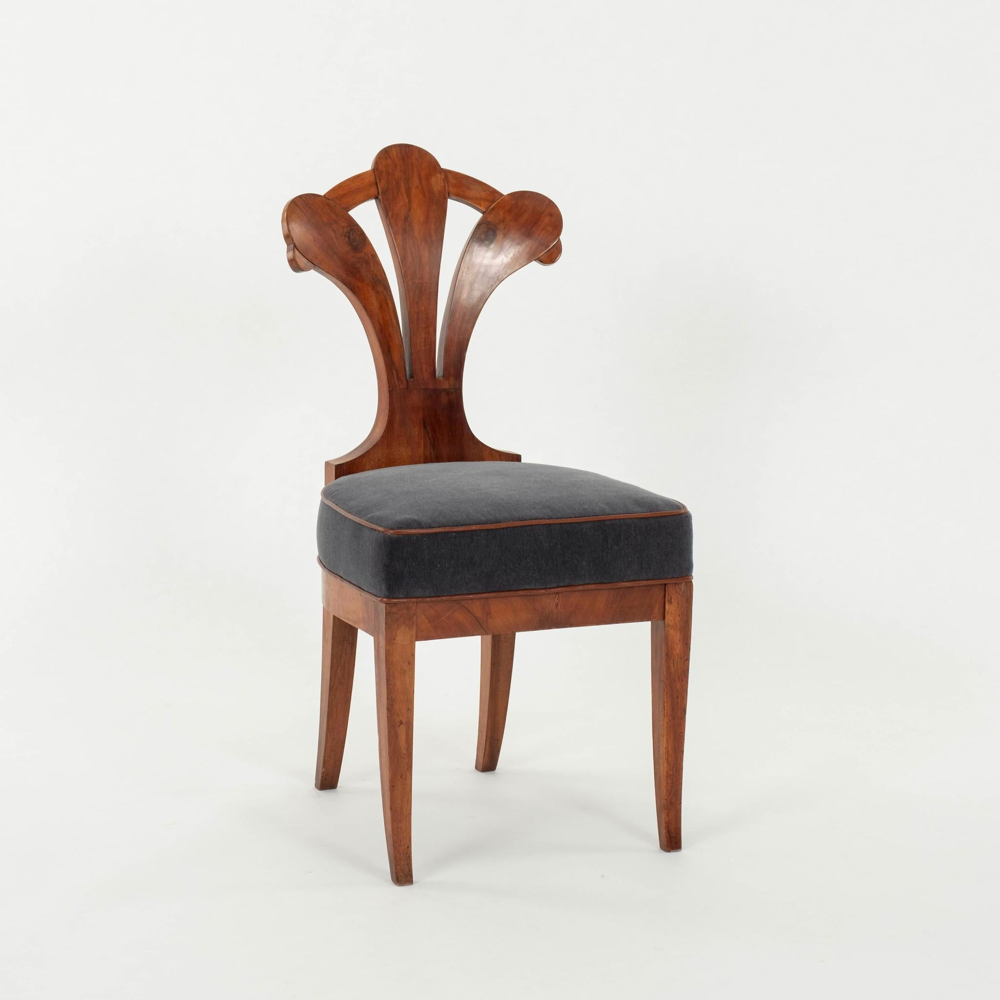 Schwedischer Biedermeier-Stuhl aus dem frühen 19. Jahrhundert, schöner Hartholzrahmen, neu gepolsterter Sitz mit blau-grauem Mohair und cognacfarbenem Lederrahmen.