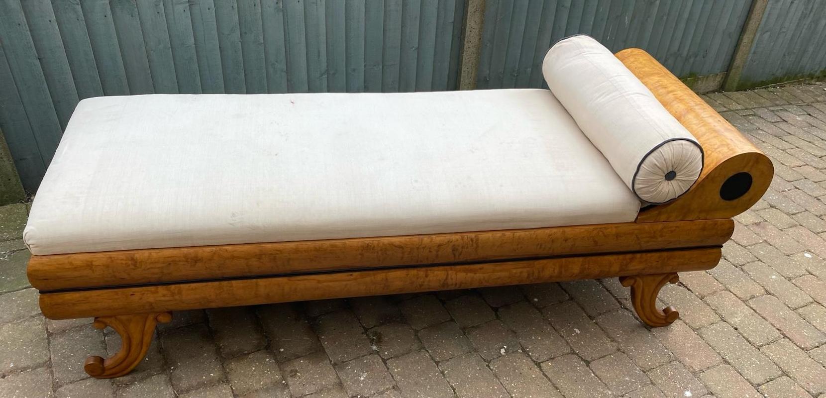 Schwedische Biedermeier Chaise Longue C.1860 Goldene Birke 190cm im Zustand „Gut“ in Lewes, England