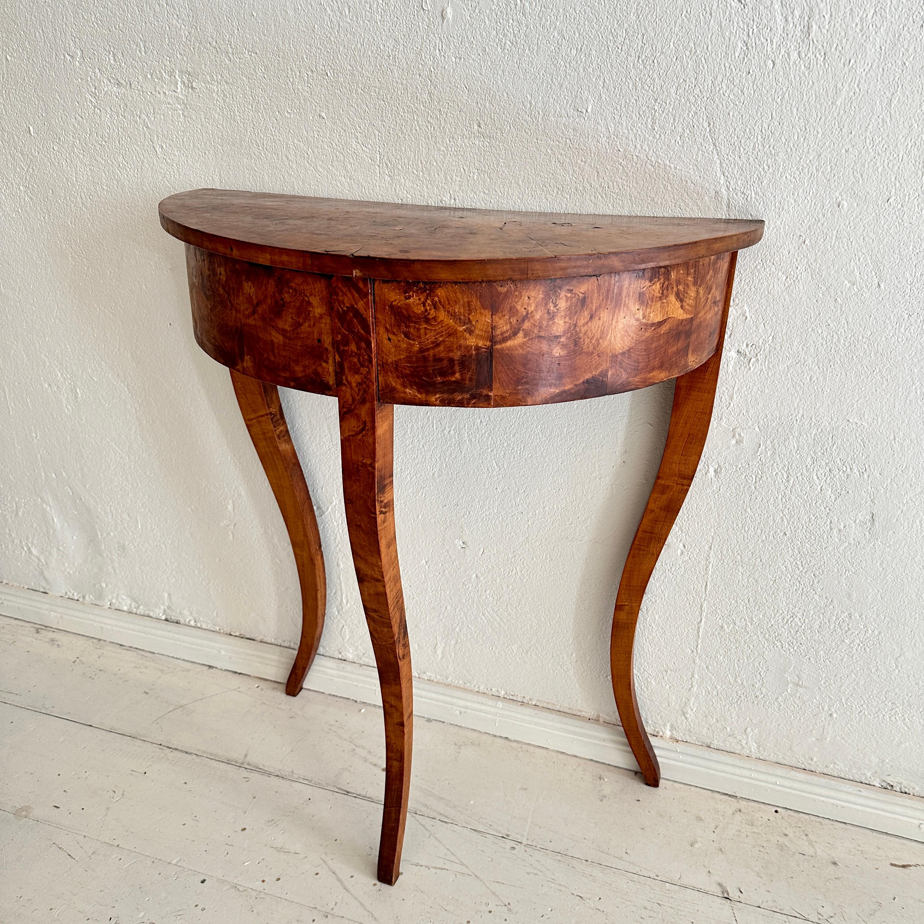 This beautiful small Biedermeier console table was made in Sweden in the 1820s. It has elegantly curved legs and is made of birch and spruce. The console is in a beautiful original condition.
A unique piece which is a great eye-catcher for your