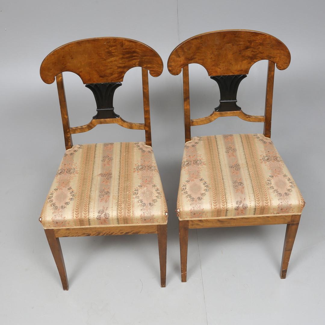 Set of 6 antique Swedish flame Birch Biedermeier dining chairs with the distinctive curved seat back, carved central motif and gracefully curved sabre front legs. It includes 4 chairs and 2 carver chairs.

The top grade flame veneers are brought to