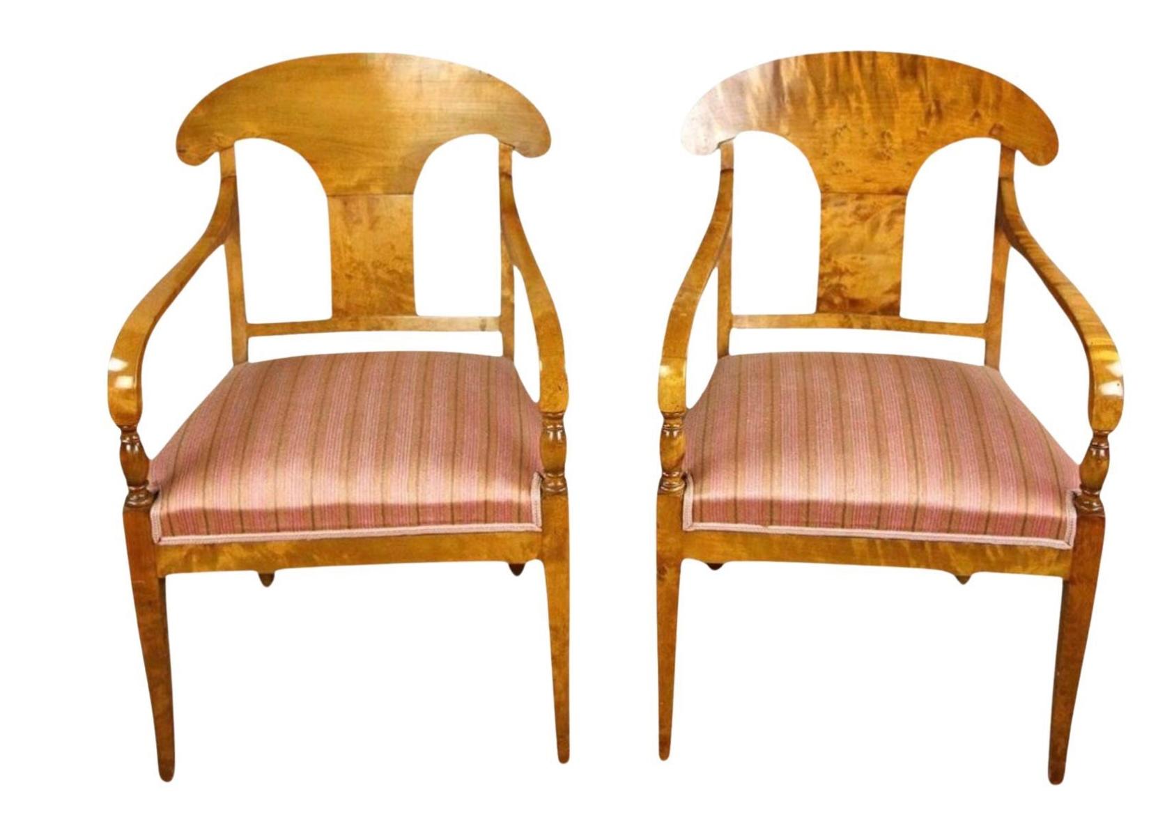 Sedie da pranzo Biedermeier in un raro set misto di 18 antiche svedesi con impiallacciatura di betulla dorata con il caratteristico schienale curvo, diversi motivi centrali intagliati e gambe anteriori graziosamente incurvate. Il livello di