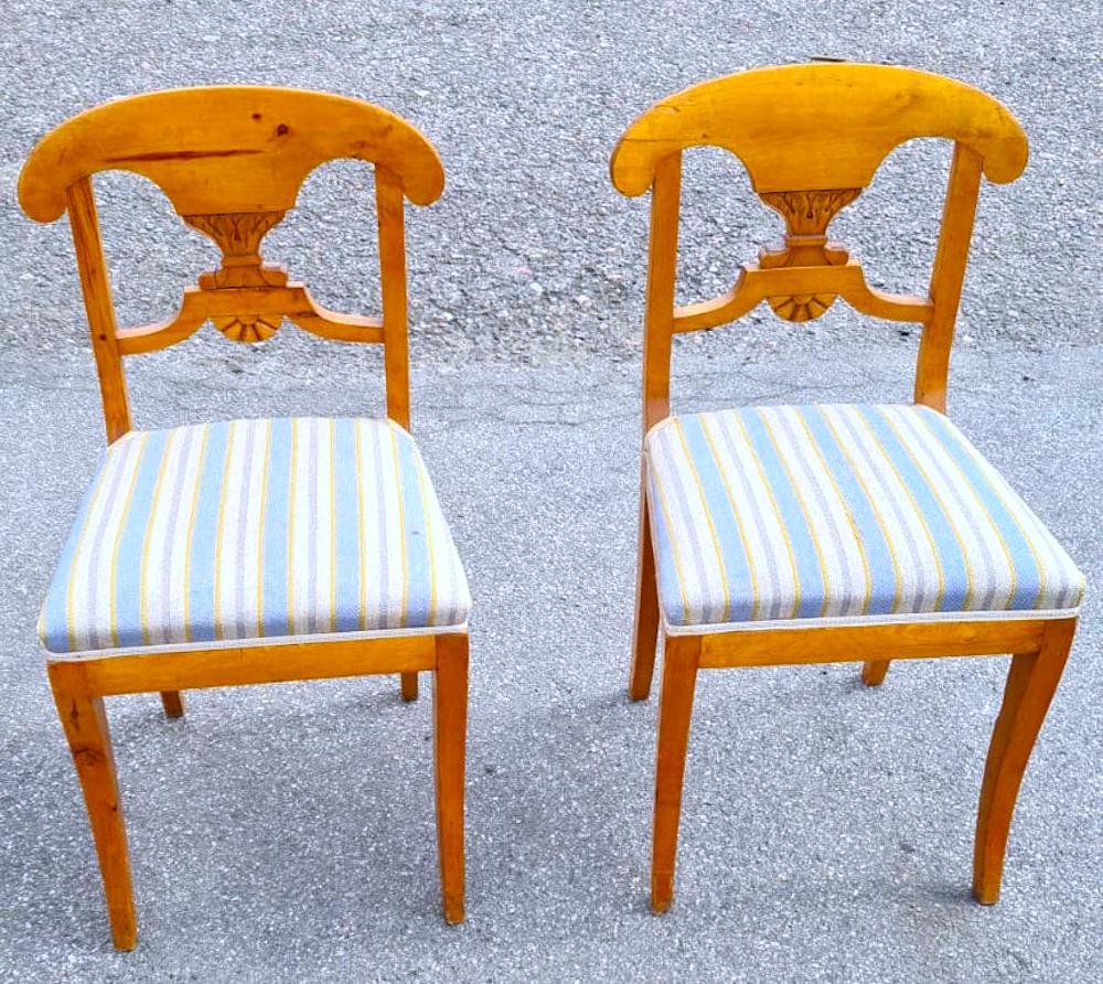Mixed Set of 12 (6+4+2) antique Swedish flame golden birch Biedermeier dining chairs with the distinctive curved seat back, carved central motif and gracefully curved front legs.

The top grade flame wood are brought to life by the sought after