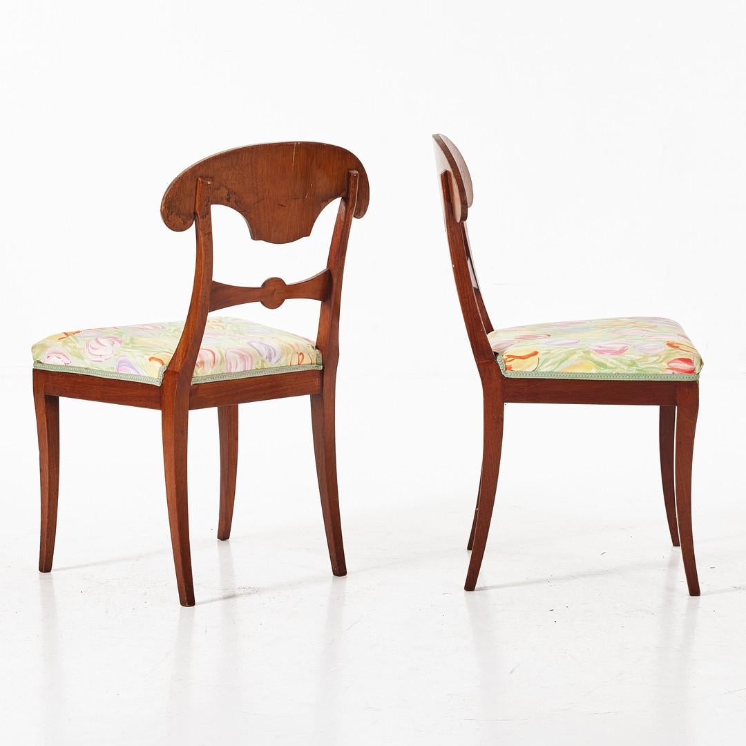 Raro set di 6 antiche sedie da pranzo Biedermeier in betulla dorata a fiamma svedese del 1870-1920 con il caratteristico schienale curvo, il motivo centrale intagliato e le gambe anteriori graziosamente incurvate. Molto insolita per i disegni