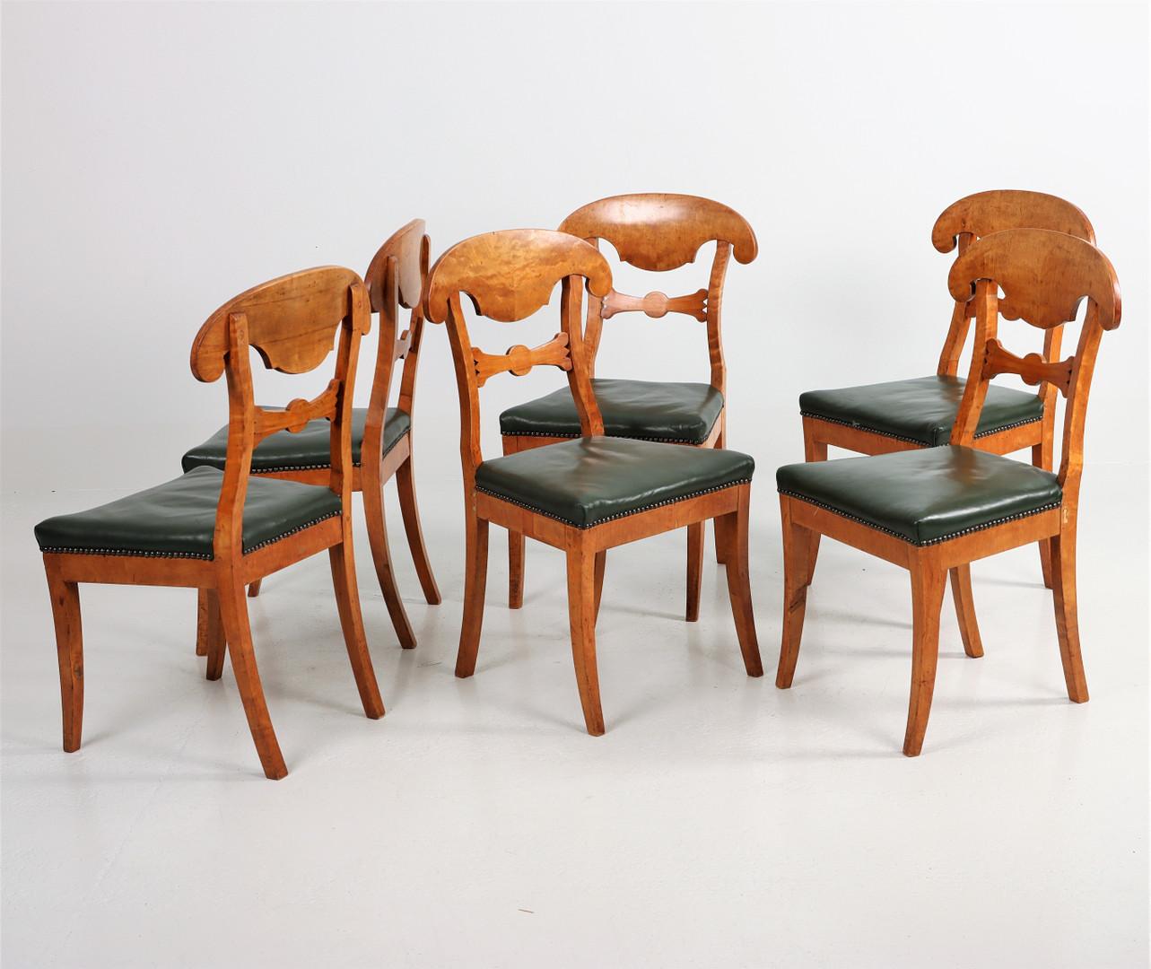 Delicious and rare set of 6 antique Swedish flame golden birch Biedermeier dining chairs from C1820-1850 with the distinctive curved seat back, carved central motif and gracefully curved front legs.

The top grade flame veneers are brought to life