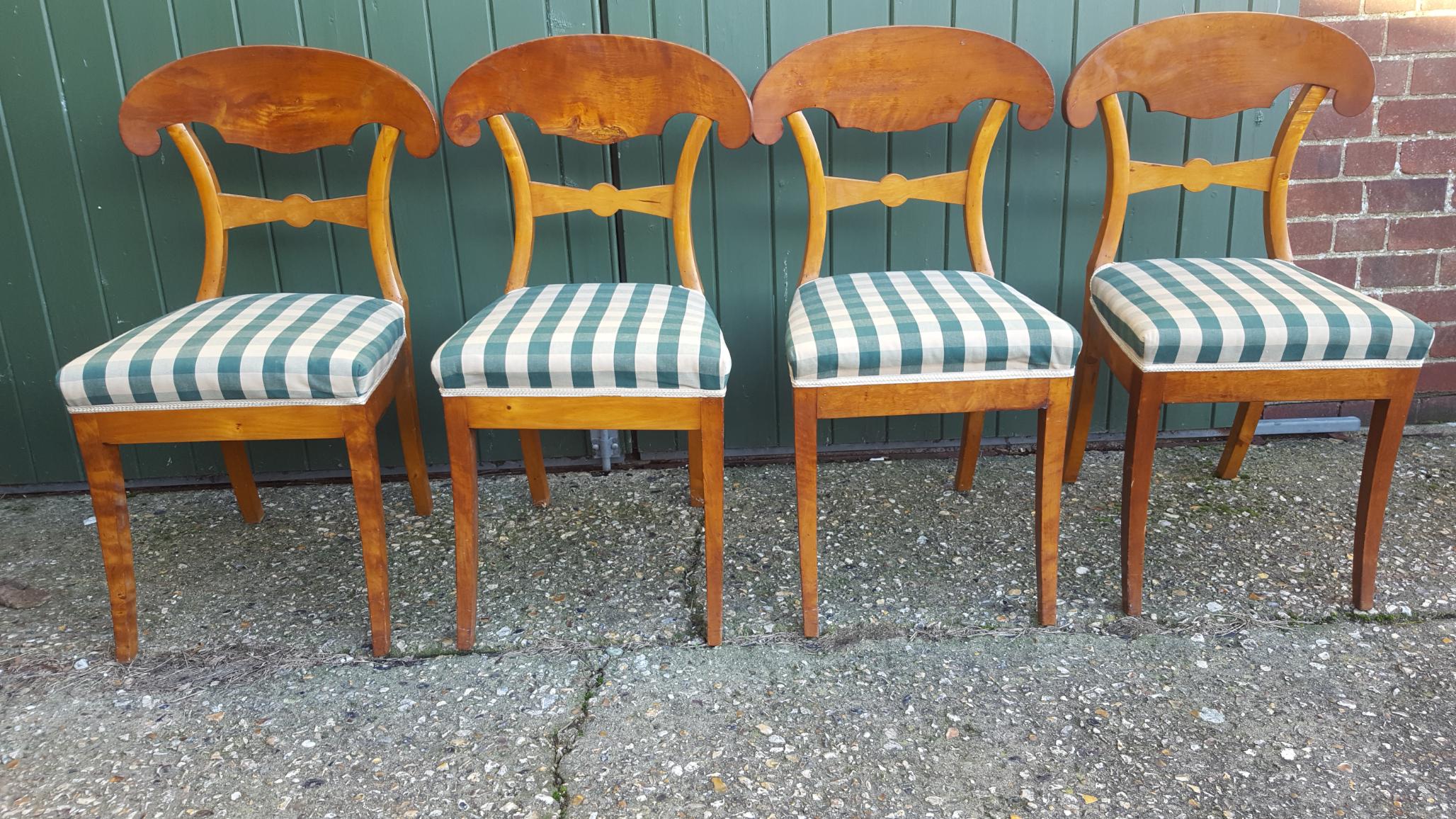 Set of 6 antique Swedish flame golden birch Biedermeier dining chairs with the distinctive curved seat back, roundel motif and gracefully curved front legs. 

The top grade flame veneers are brought to life by the sought after honey color French