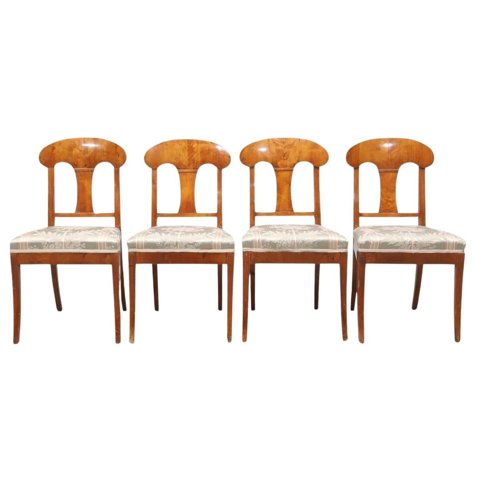 Delizioso e insolito set di 6 antiche sedie da pranzo Biedermeier in betulla dorata a fiamma svedese del 1870-1900 con il caratteristico schienale curvo, il motivo centrale intagliato e le gambe anteriori graziosamente incurvate. 4 sedie e 2 sedie