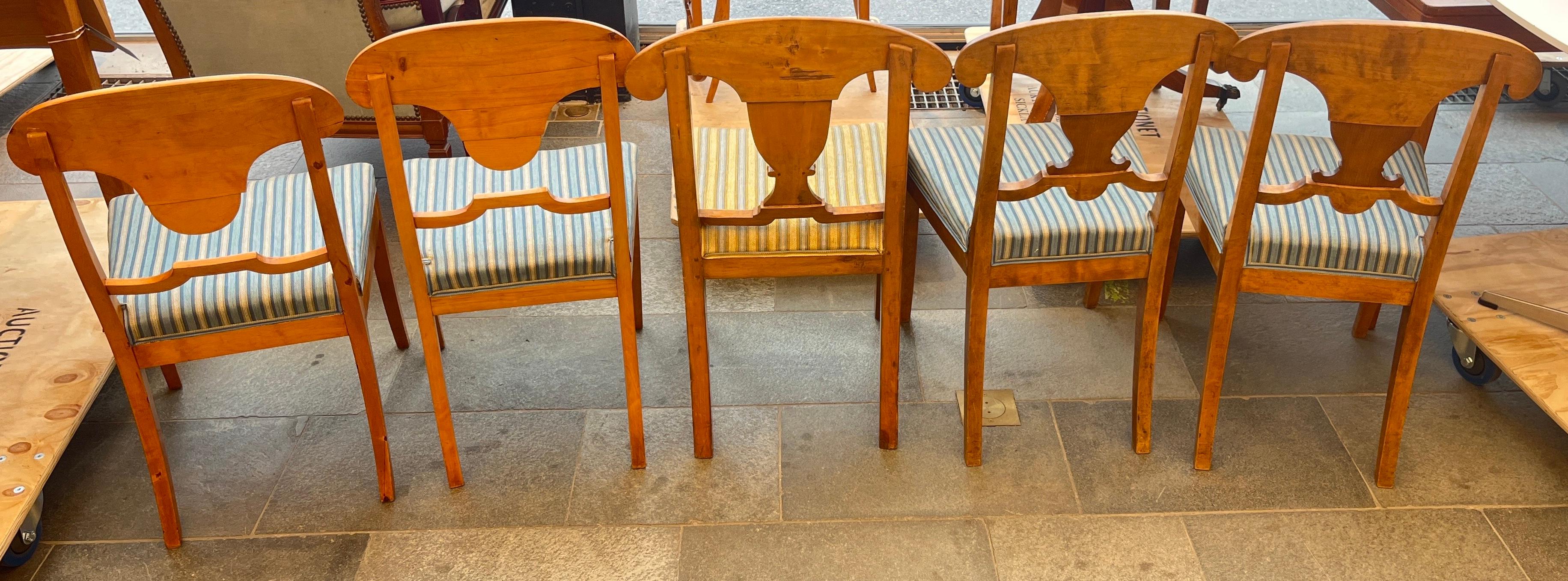 Juego de 8 Sillas de Comedor Biedermeier Suecas Abedul Dorado Flameado siglo XIX en venta
