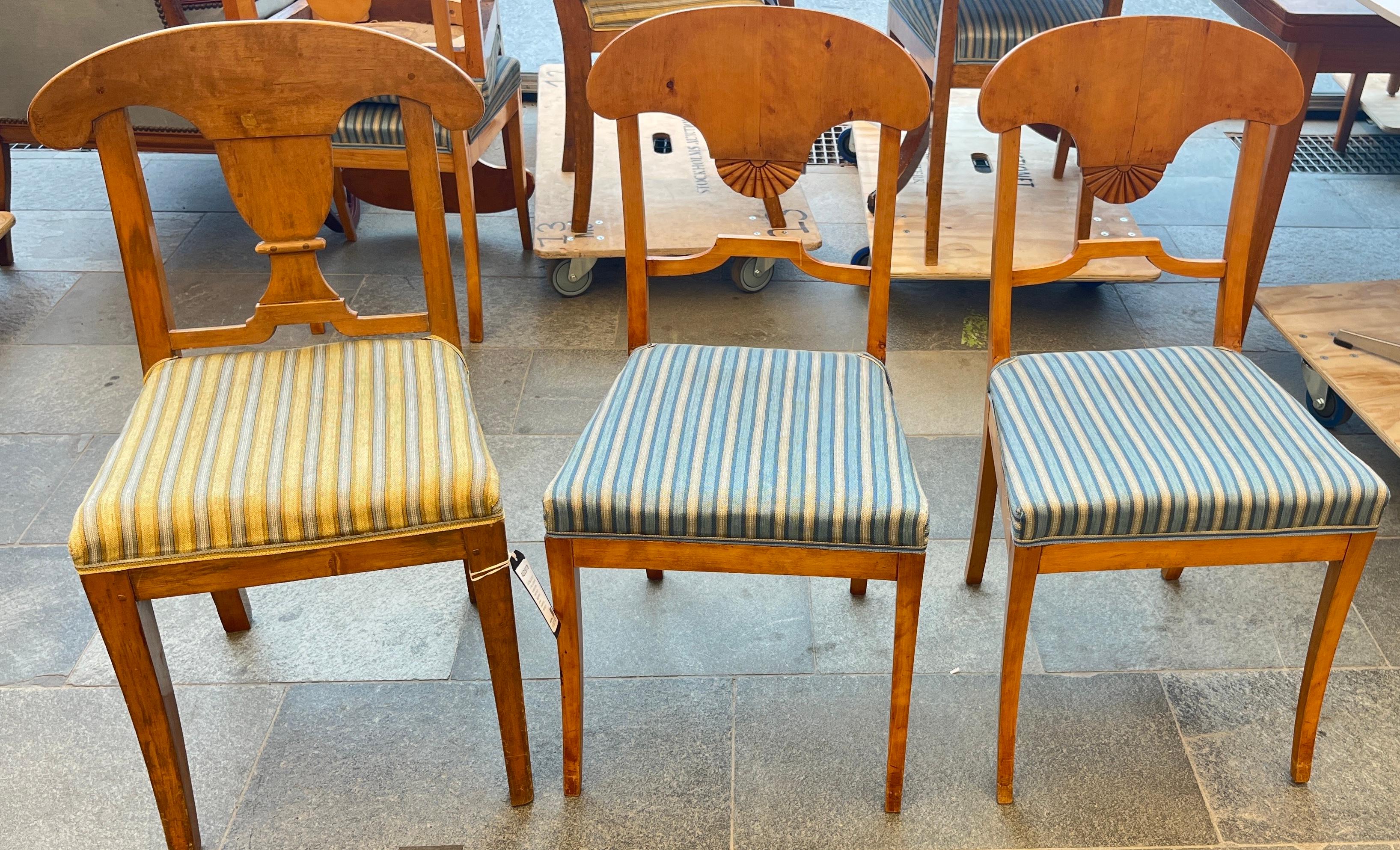 Juego de 8 Sillas de Comedor Biedermeier Suecas Abedul Dorado Flameado en venta 1
