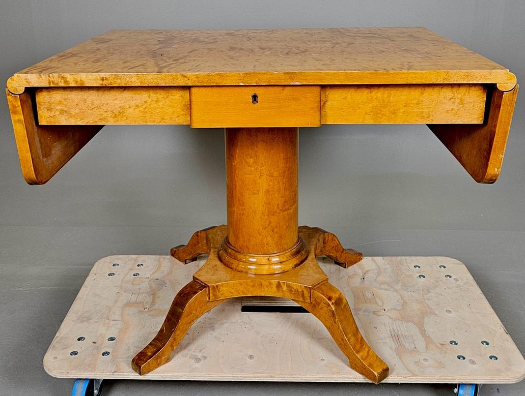 Svedese Tavolo Biedermeier con piedistallo a foglia di goccia in betulla dorata 142 cm in vendita