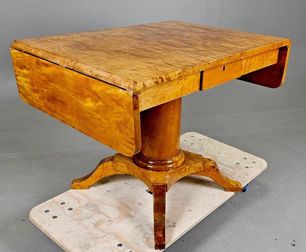 Lucidato Tavolo Biedermeier con piedistallo a foglia di goccia in betulla dorata 142 cm in vendita