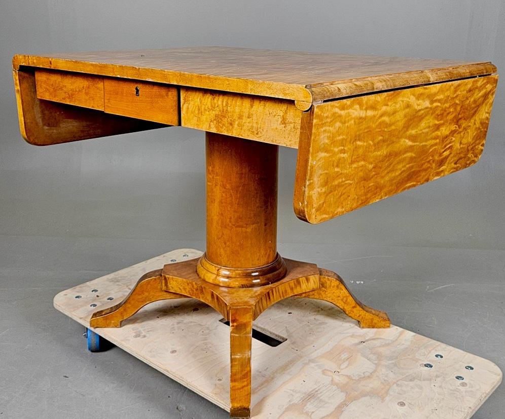 Tavolo Biedermeier con piedistallo a foglia di goccia in betulla dorata 142 cm In condizioni buone in vendita a Lewes, England