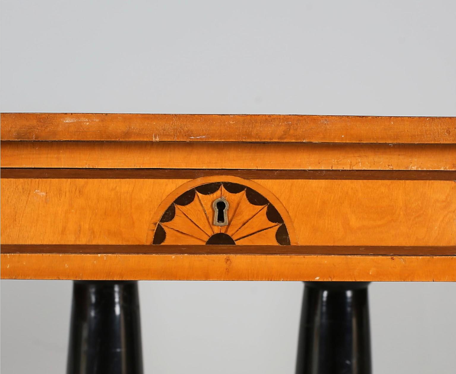 Antigua mesa sueca Biedermeier de pedestal abatible con impresionantes chapas de abedul dorado a rayas acolchadas y elegantes patas curvadas. C Finales de 1800

La columna de doble pedestal, en particular, presenta un acabado de estilo ormolu y las