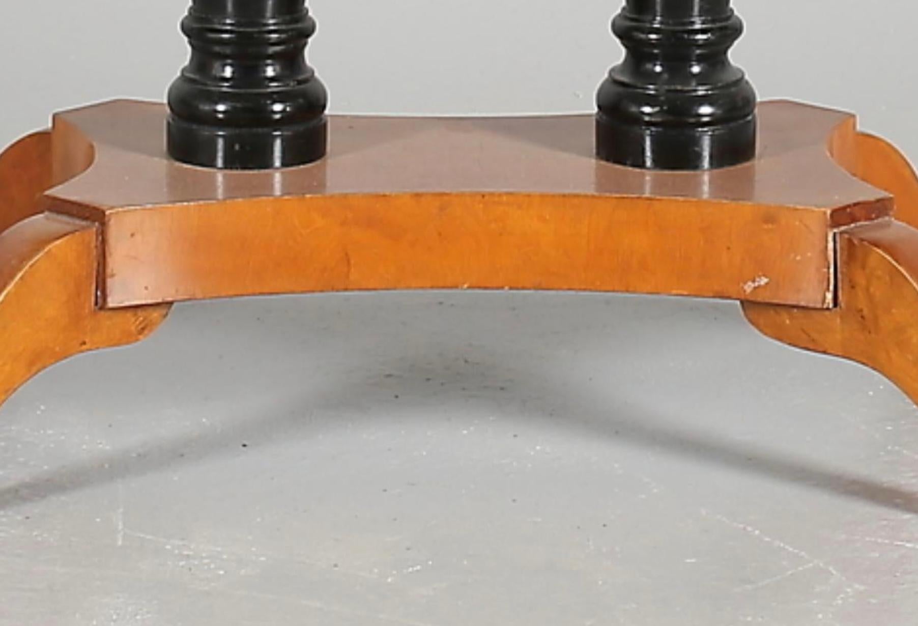 Mesa sueca Biedermeier de pedestal con hojas caídas Marquetería de abedul dorado A Ormolu Sueco en venta