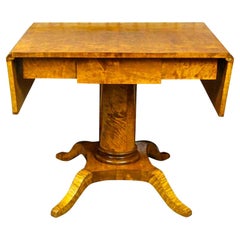 Tavolo Biedermeier con piedistallo a foglia di goccia Golden Birch Tiger Stripe A