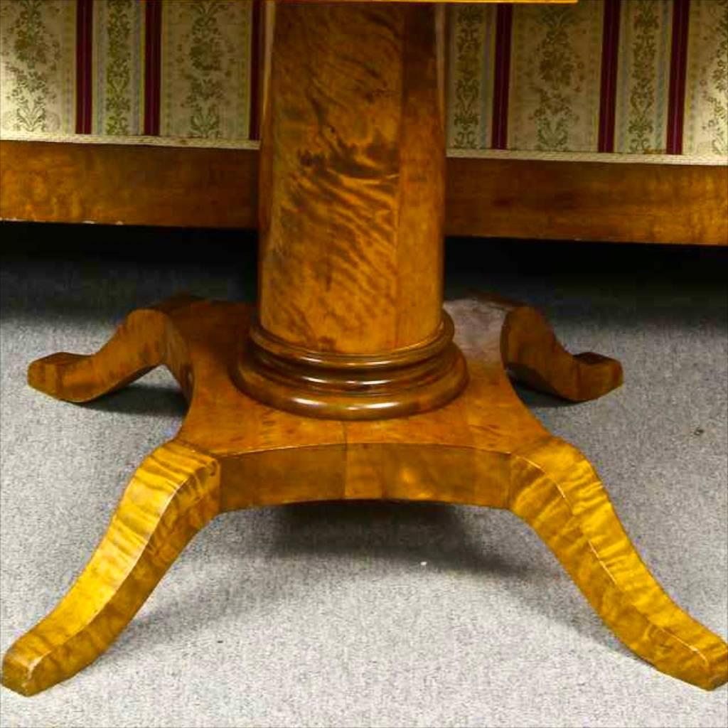 Antique Swedish Biedermeier drop-leaf table in stunning tiger stripe and quilted golden birch veneers and four elegant curved feet.

The pedestal column in particular features beautiful swirls in the wood and also on the feet.

Table wings are