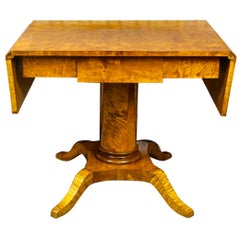 Table Biedermeier suédoise à piédestal et abattants en bouleau doré à rayures tigrées