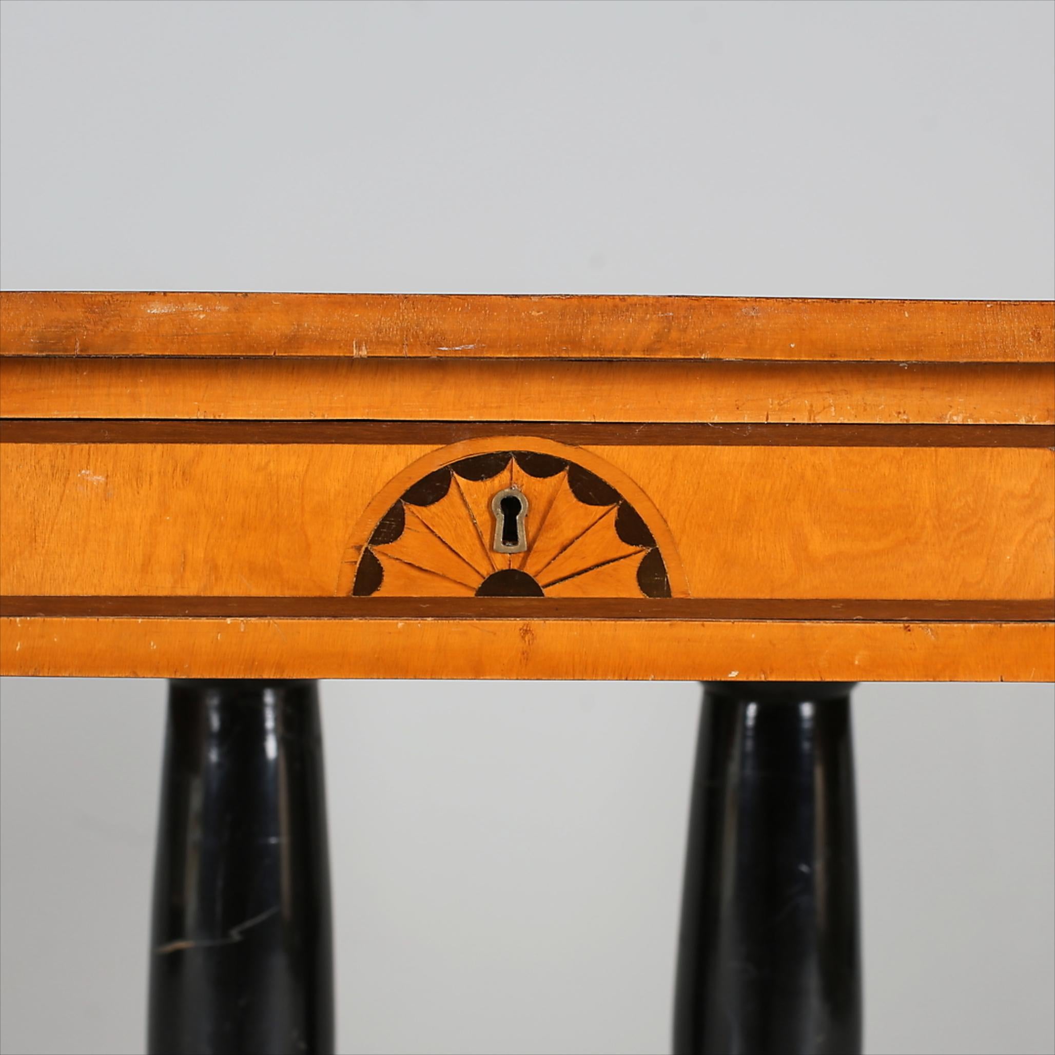 Suédois The Biedermeier Pedestal Table à feuilles tombantes Marqueterie de bouleau doré Incrustation Ormolu en vente