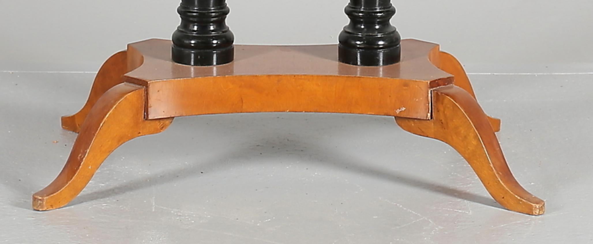 Poli The Biedermeier Pedestal Table à feuilles tombantes Marqueterie de bouleau doré Incrustation Ormolu en vente