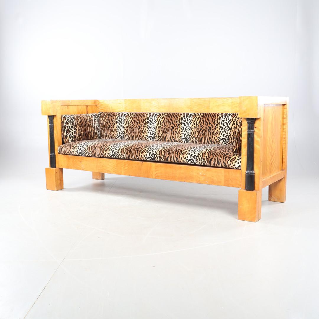 Ungewöhnliche schwedische Biedermeier-Sofa 3-4 Sitz Couch in Classic hellen Honig Farbe Französisch polieren Finish mit ormolu Stil Detaillierung und gerade Arme mit dekorativen Säulen in der höchsten Qualität gesteppt goldenen Birkenfurnieren, Ende