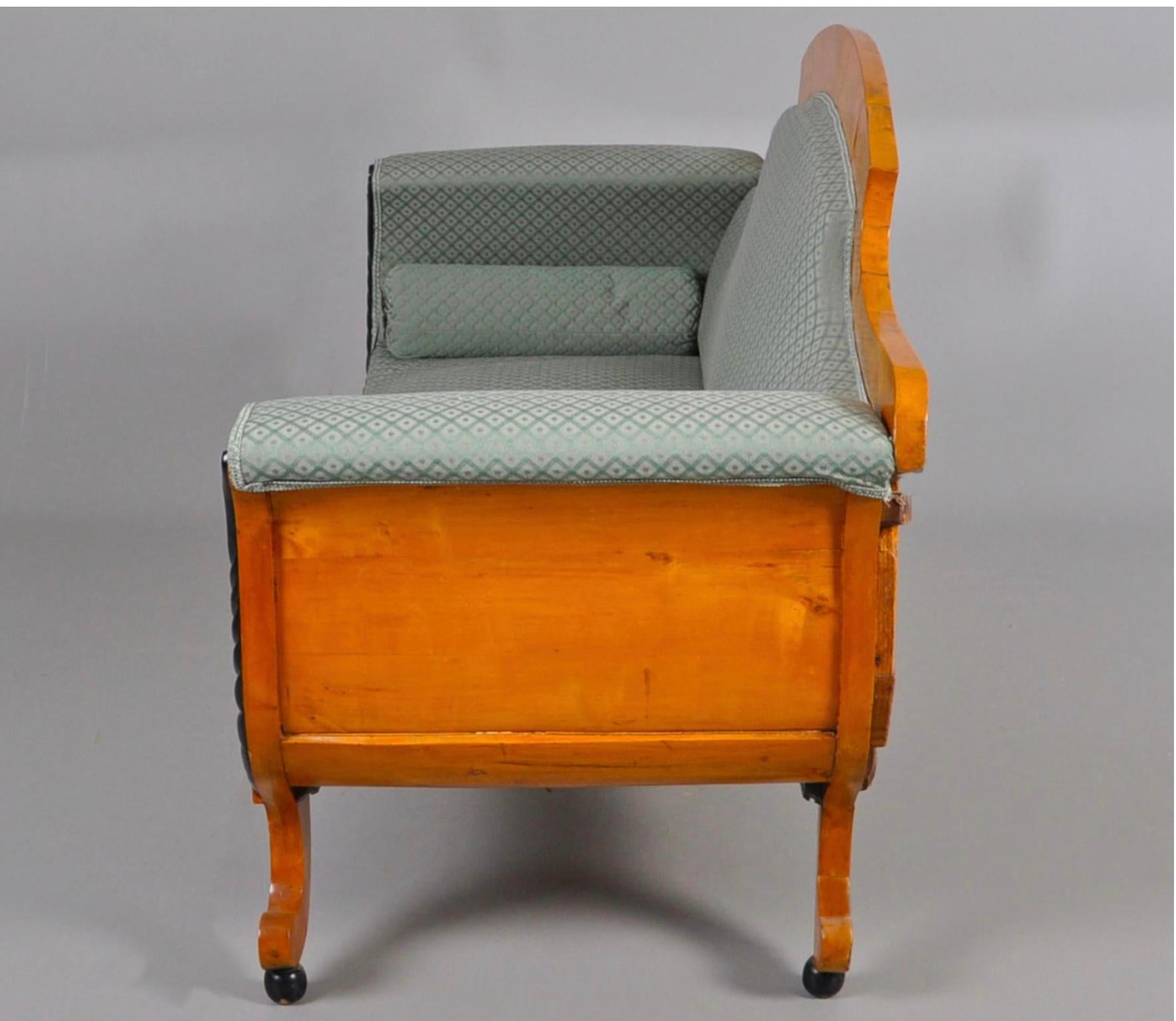 Raro sofá sueco Biedermeier de 2-3 plazas en clásico acabado pulido francés de color miel claro con maravillosos detalles de brazos curvados y remates y motivos decorativos de estilo ormolu en chapas de abedul dorado acolchado de la más alta calidad