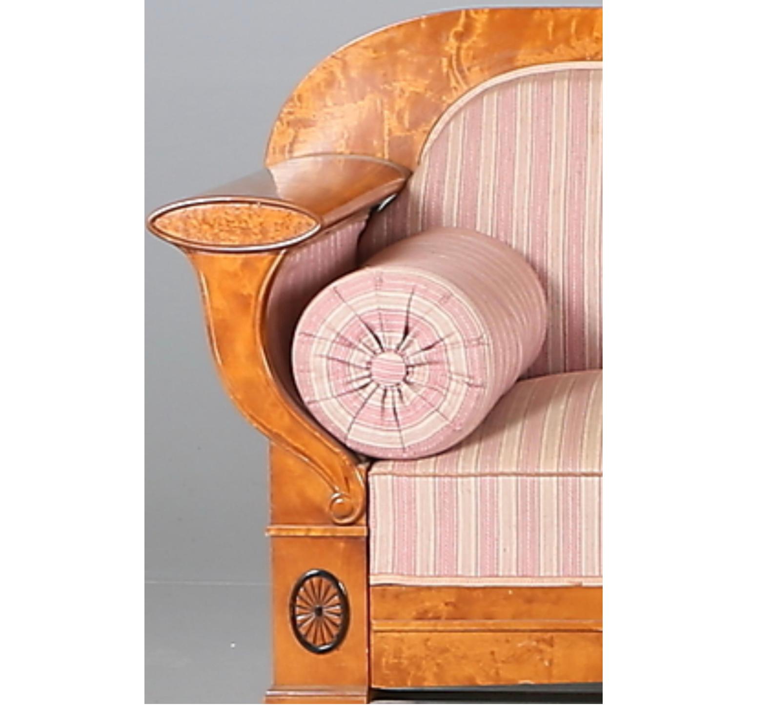 Sofá-cama Biedermeier sueco de 4-5 plazas en clásico acabado pulido francés de color miel claro con detalles de brazos curvados y remates decorativos de estilo ormolu y motivos centrales en chapas de abedul dorado acolchado de la más alta