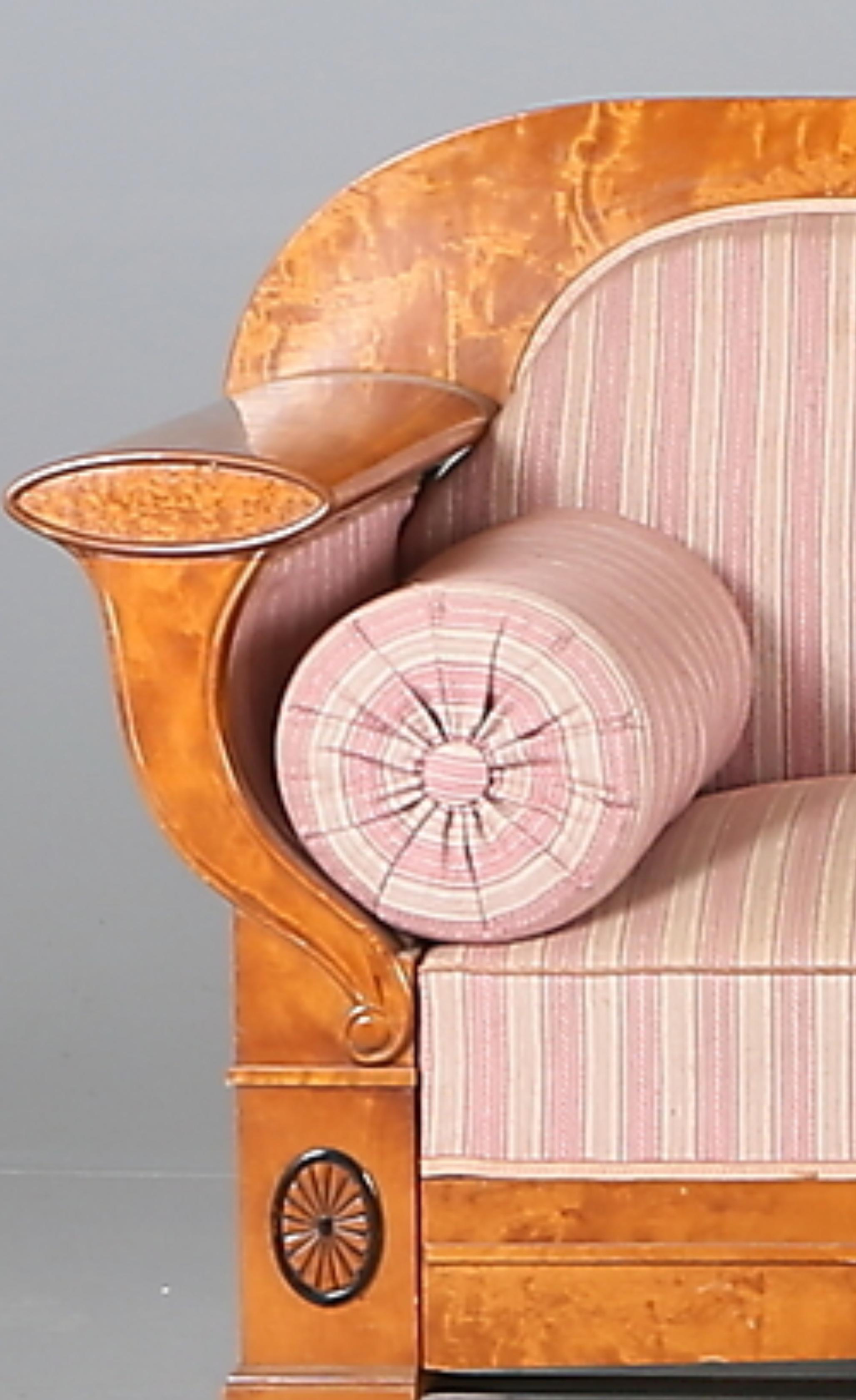 Schwedisches Biedermeier-Sofa mit 4-5 Sitzplätzen in klassischer, honigfarbener Lackierung mit geschwungenen Armlehnen und dekorativen Enden und zentralen Motiven im Ormolu-Stil aus hochwertigem, gestepptem Birkenfurnier.

Ein gutes Beispiel für