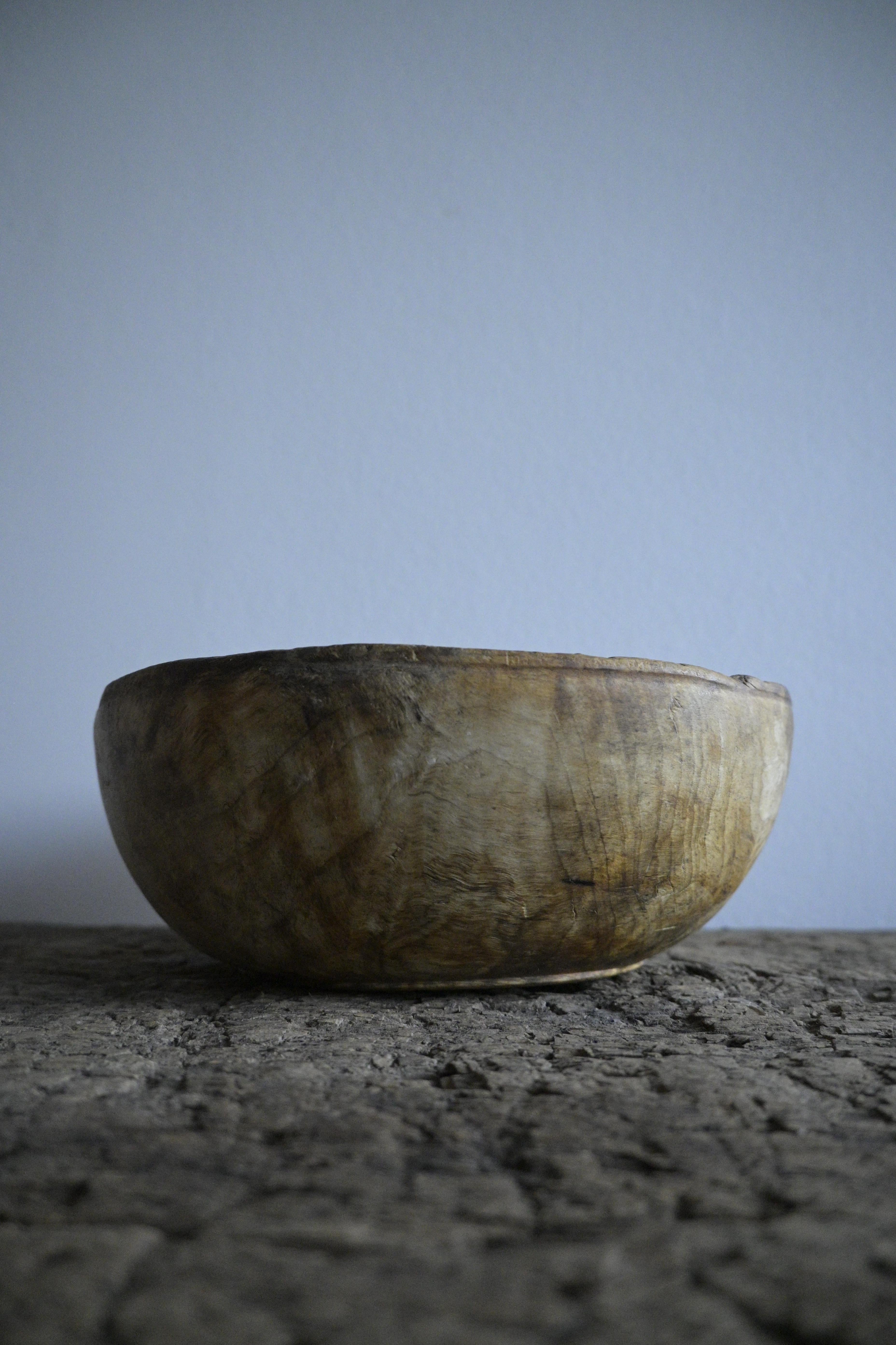 Swedish Birch Burl Bowl early 1900 century

Smooth beautiful surfuce with a small stand.

Made out of birch burl wood.

Heigth: 9 cm/3.5 inch
Diameter: 25 cm/9.8 inch