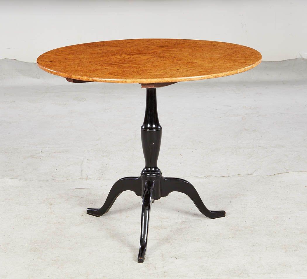 Suédois Table tripode en bouleau suédois en vente