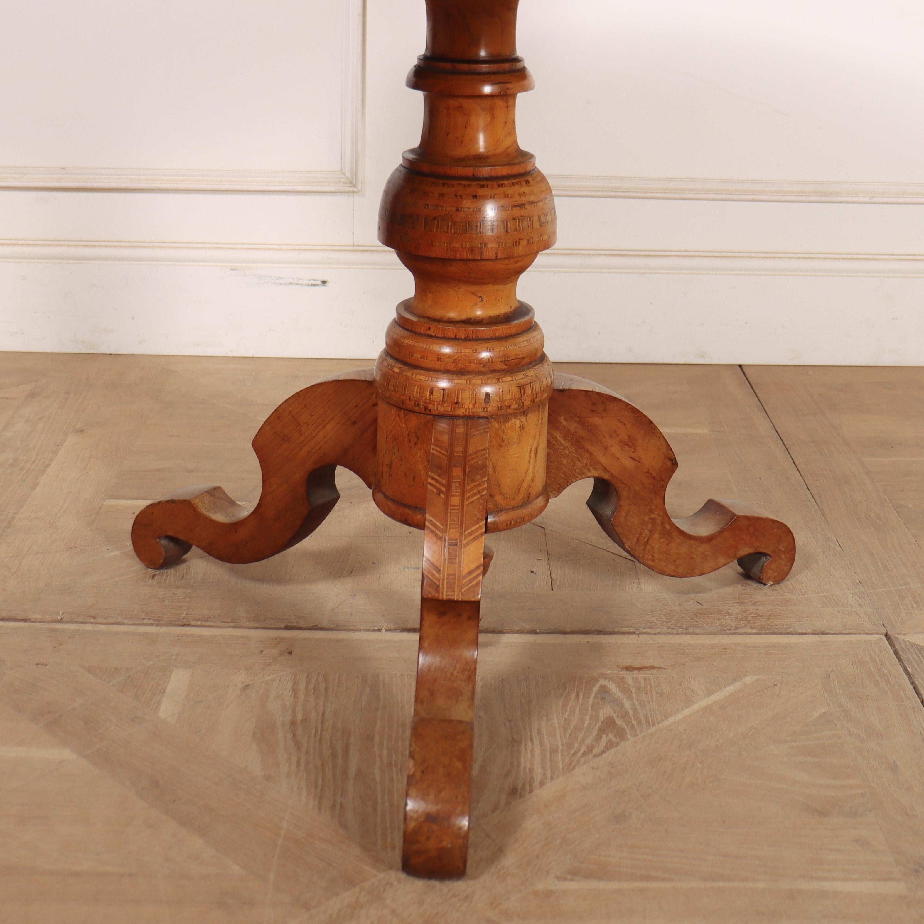 Impresionante mesa central/mesa de lámpara grande de abedul sueco de principios del siglo XIX, con un interesante tablero con incrustaciones. 1840. 

Código 9169

Dimensiones:
H: 74,9 cm (29,5