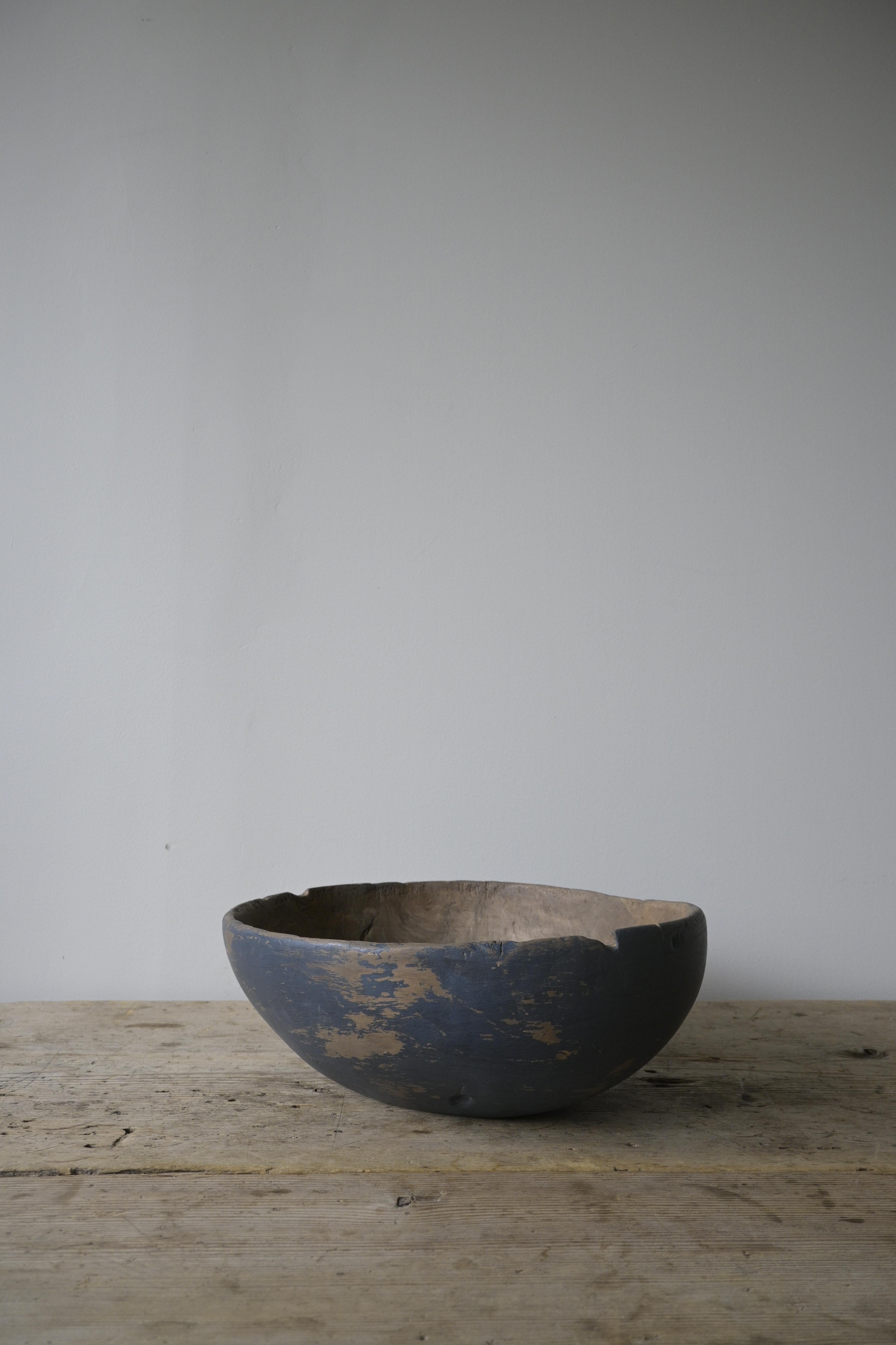 Bol de bois de bouleau suédois du début du 19ème siècle

Nouvelle couleur bleue avec une riche patine, fabriquée à partir de loupe de bouleau.

Hauteur : 11 cm/4.3 inch
Profondeur : 25 cm
Largeur : 30 cm
